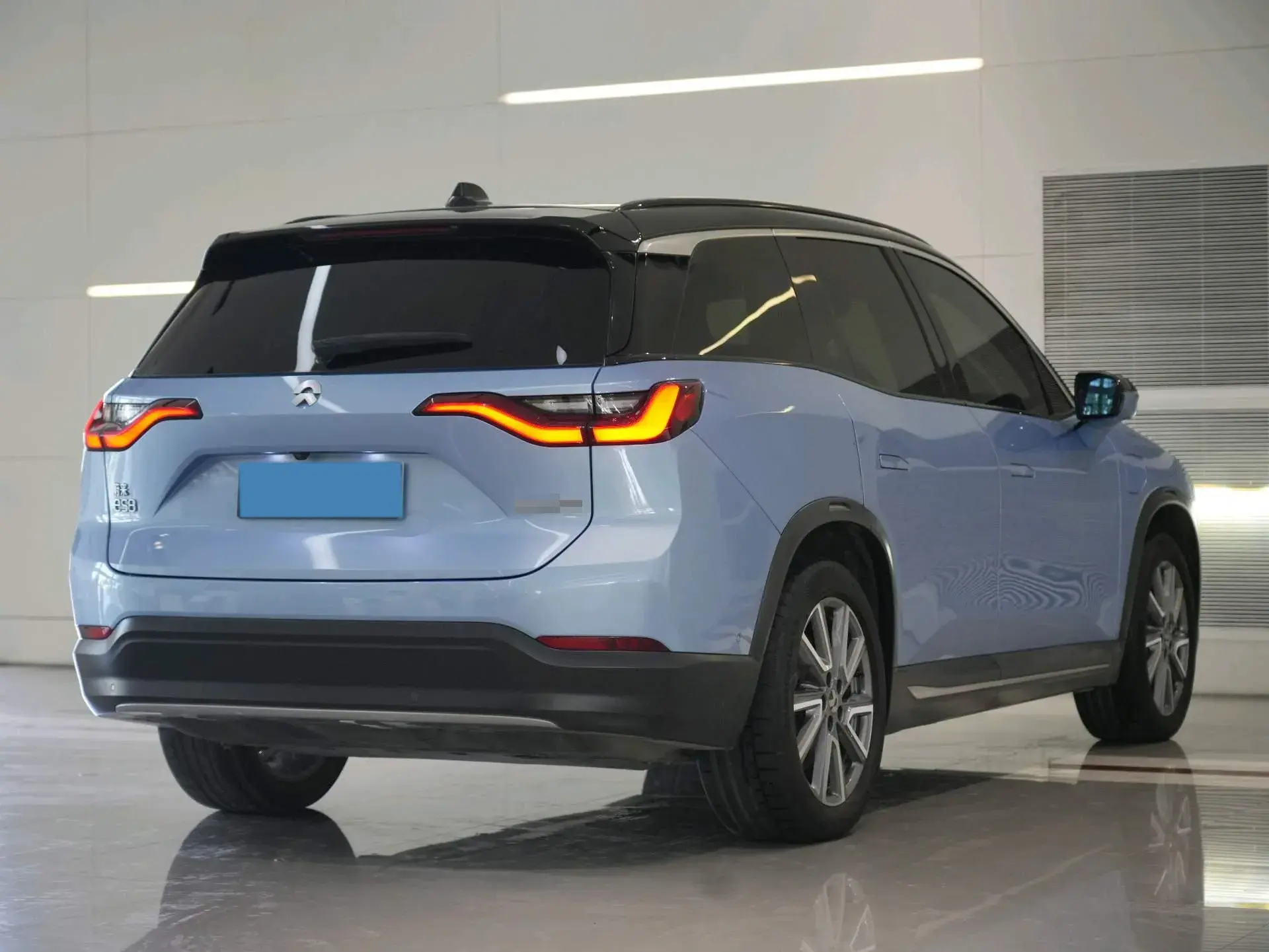 2018 NIO ES8 thumbnail 4