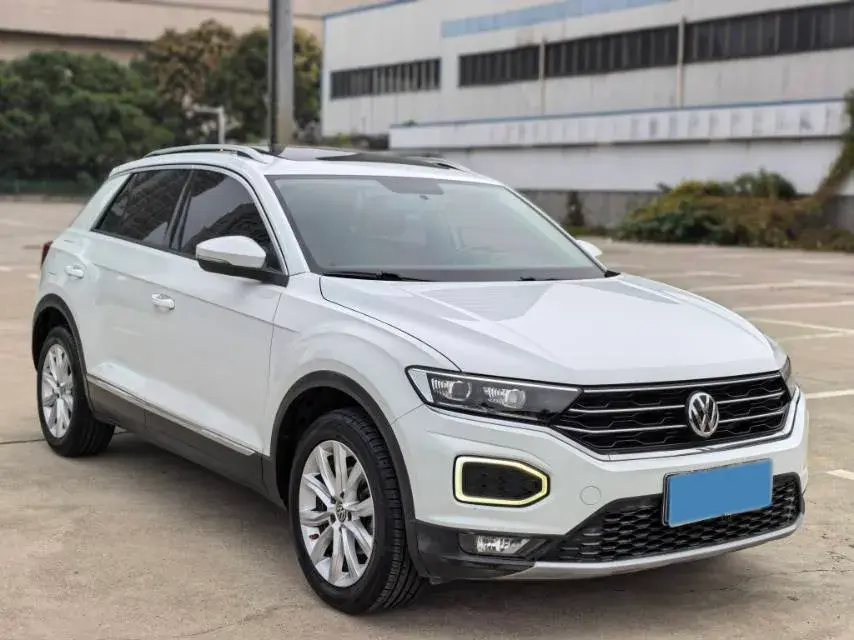 2018 VOLKSWAGEN T-ROC thumbnail 3