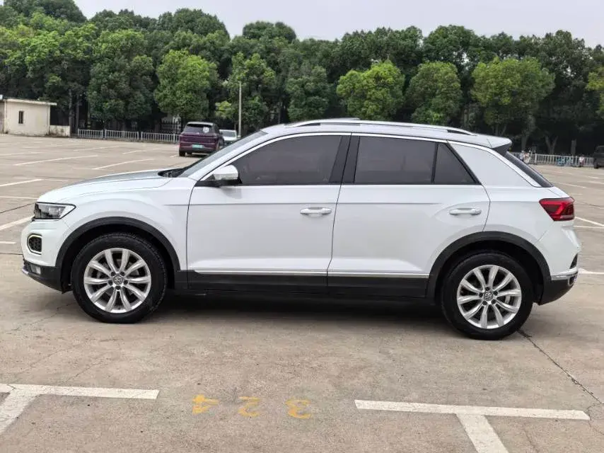 2018 VOLKSWAGEN T-ROC thumbnail 4