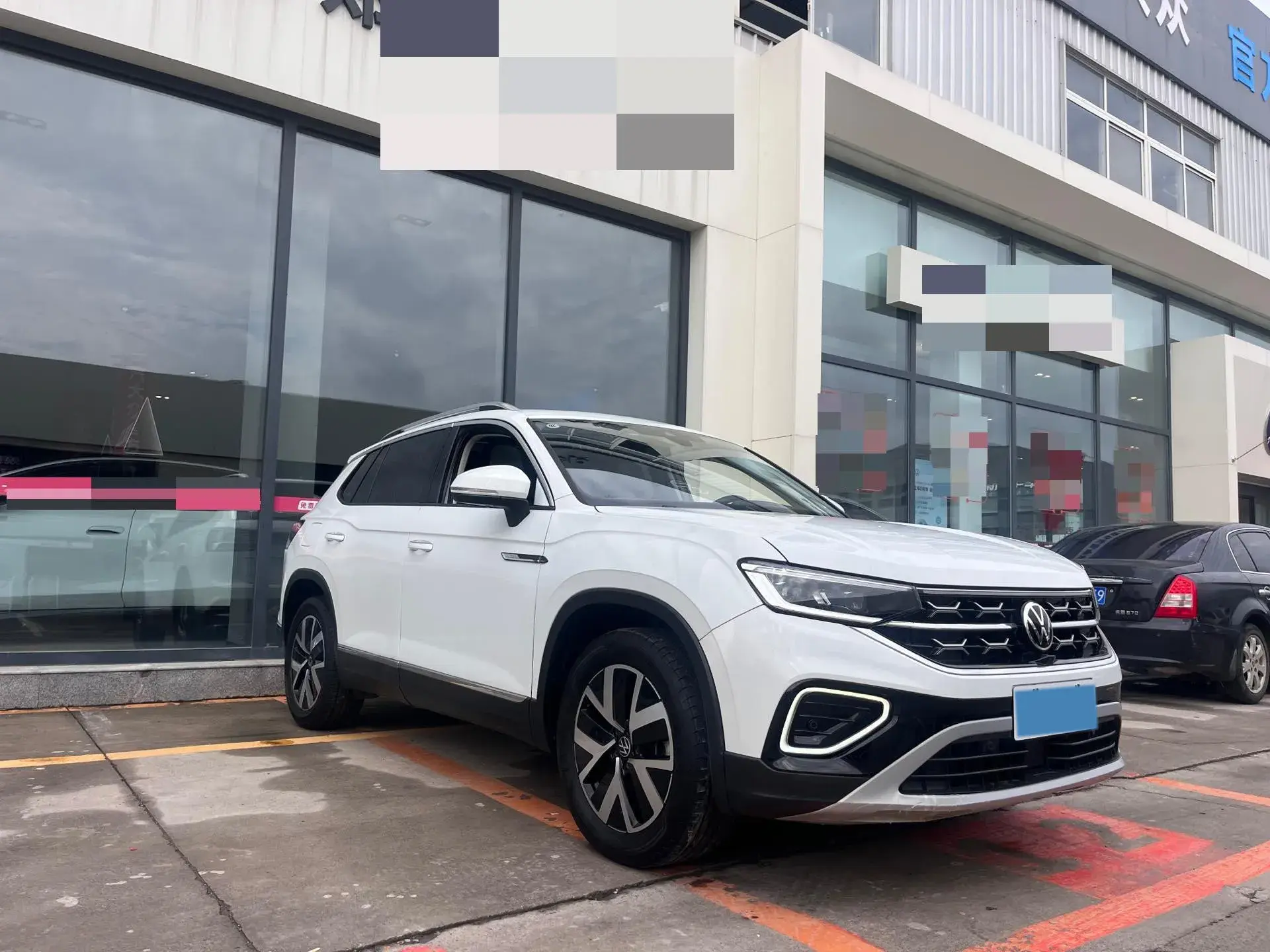 2023 VOLKSWAGEN TAYRON thumbnail 3