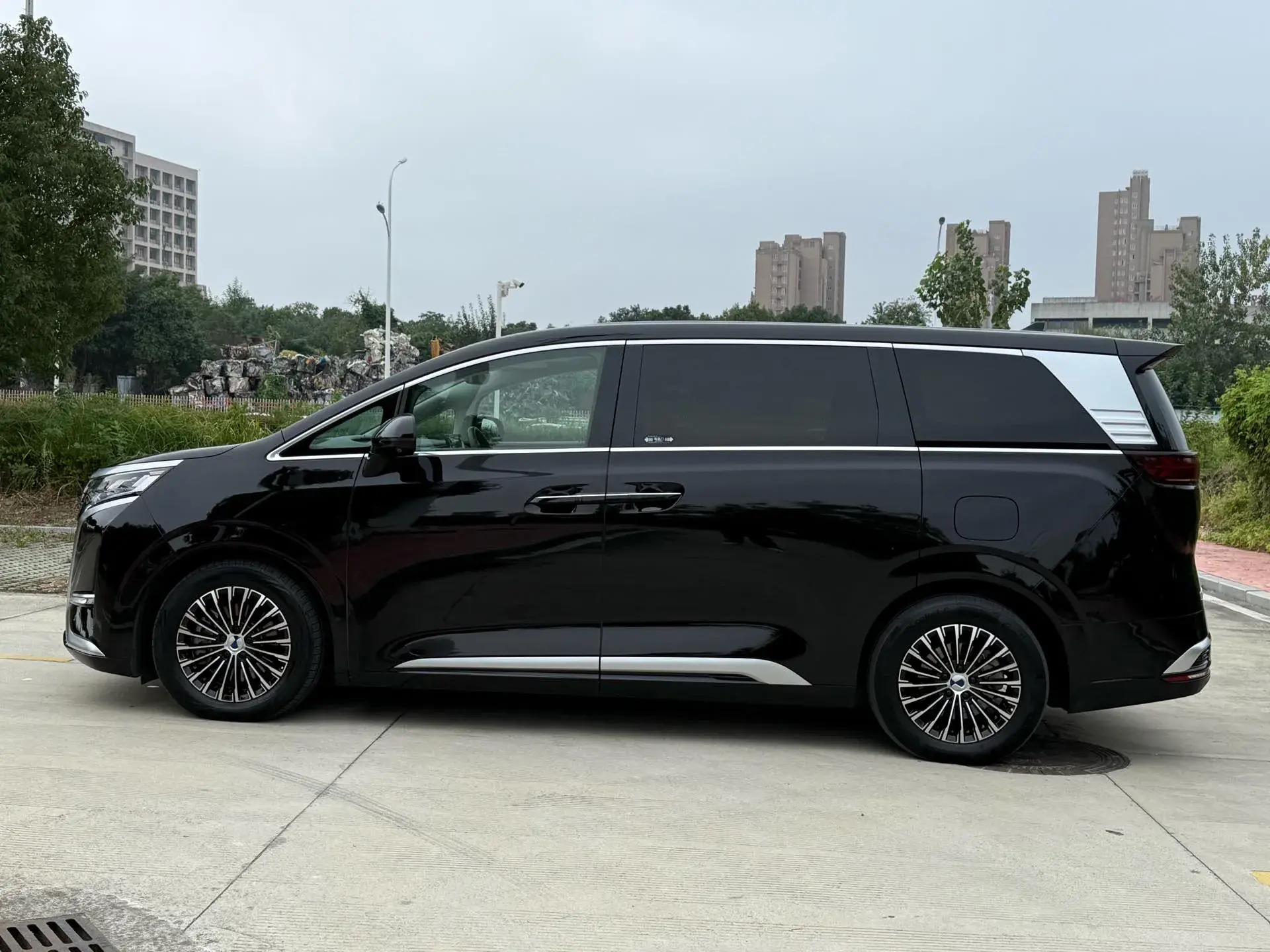 2022 DENZA D9 thumbnail 4