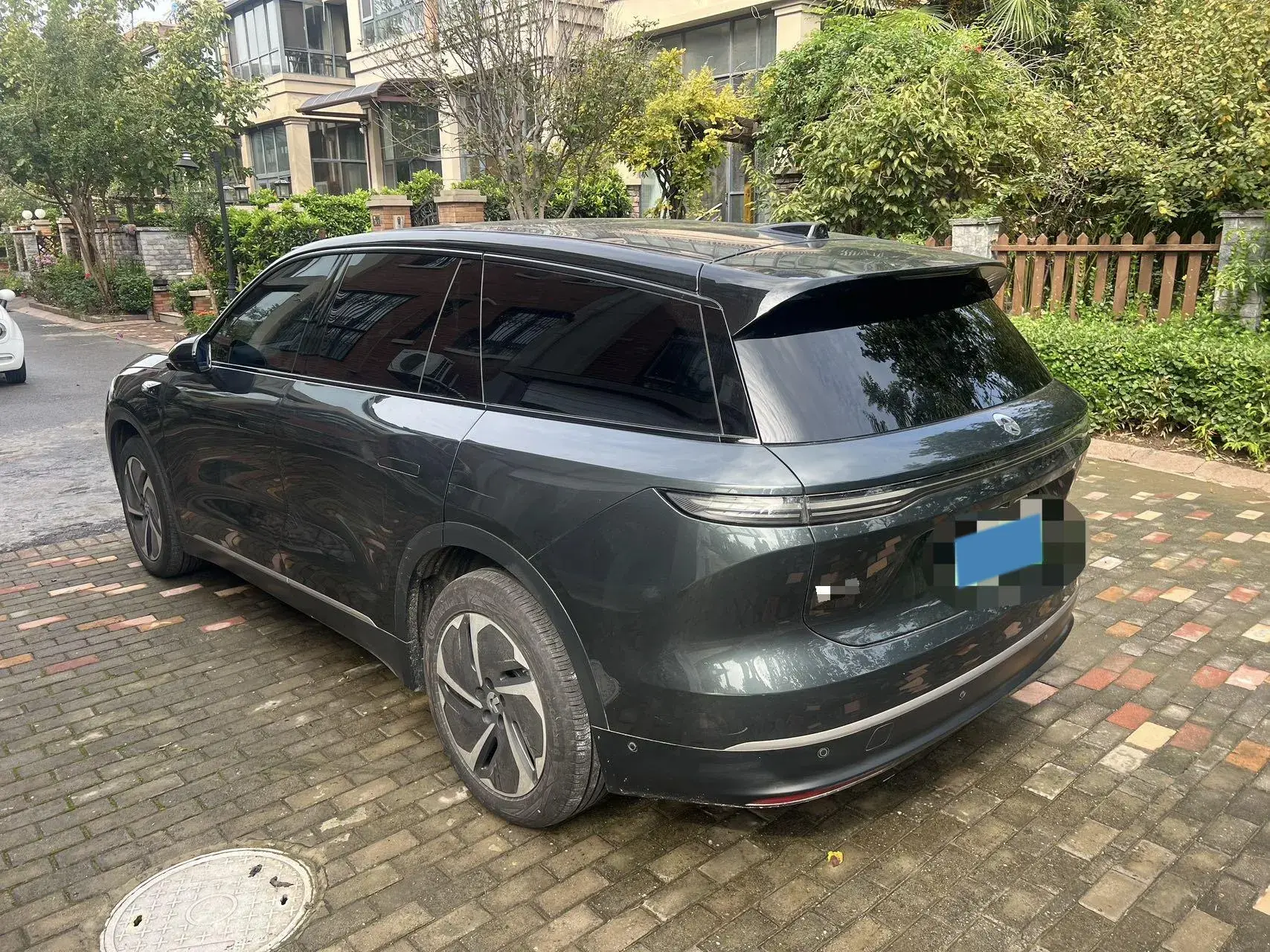 2024 NIO ES8 thumbnail 3