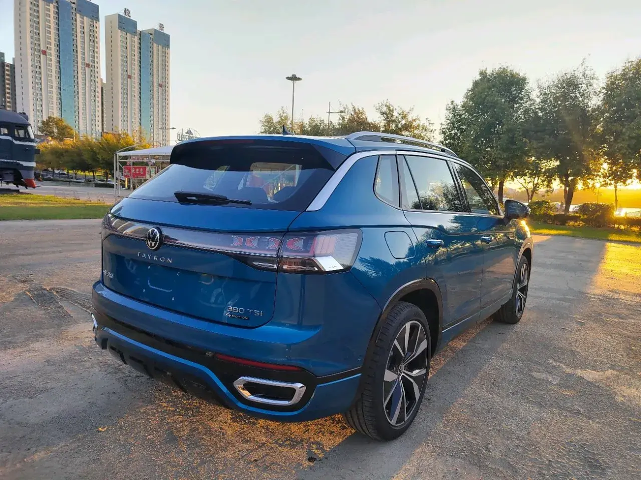 2023 VOLKSWAGEN TAYRON thumbnail 4