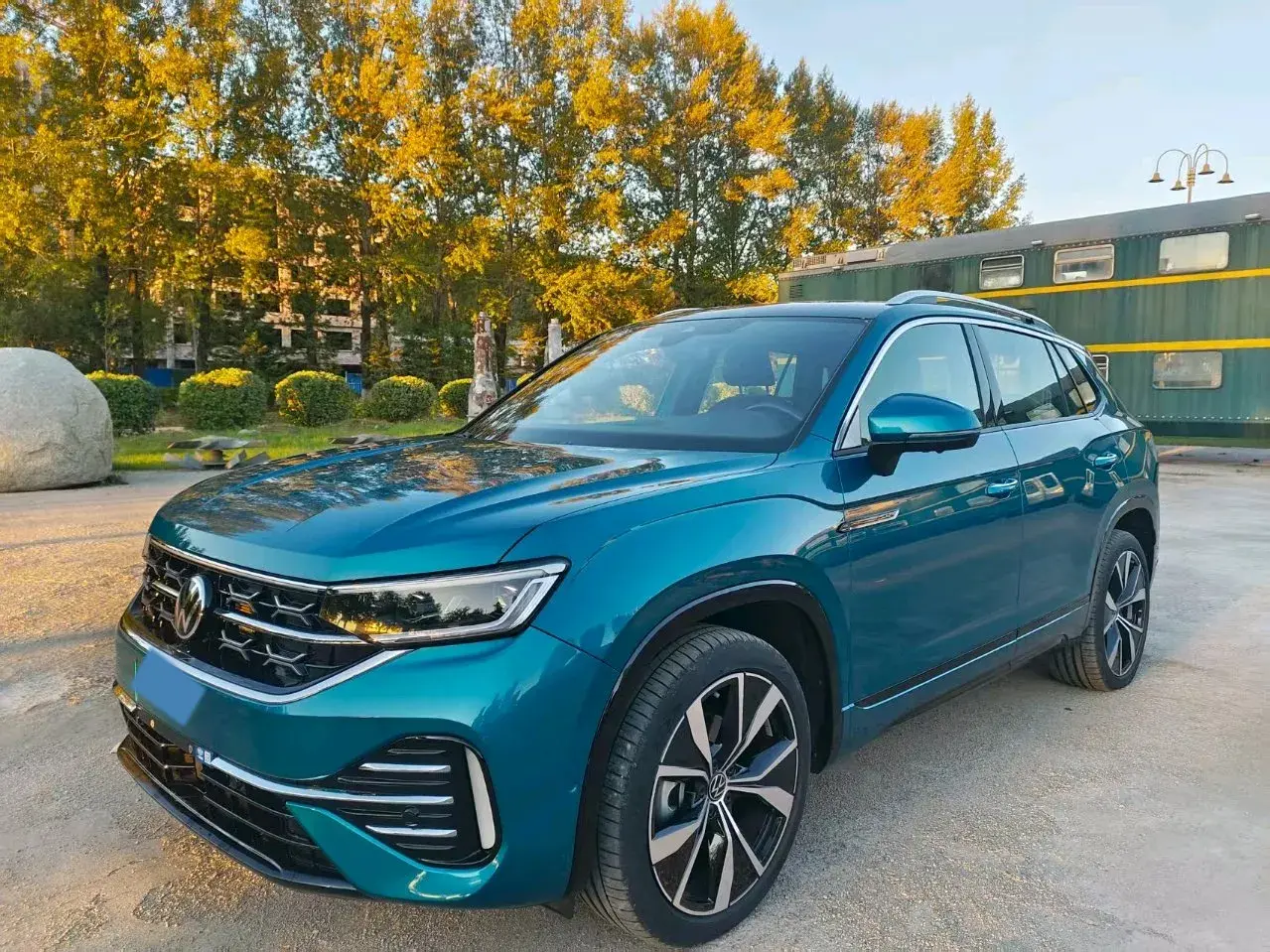 2023 VOLKSWAGEN TAYRON view 1