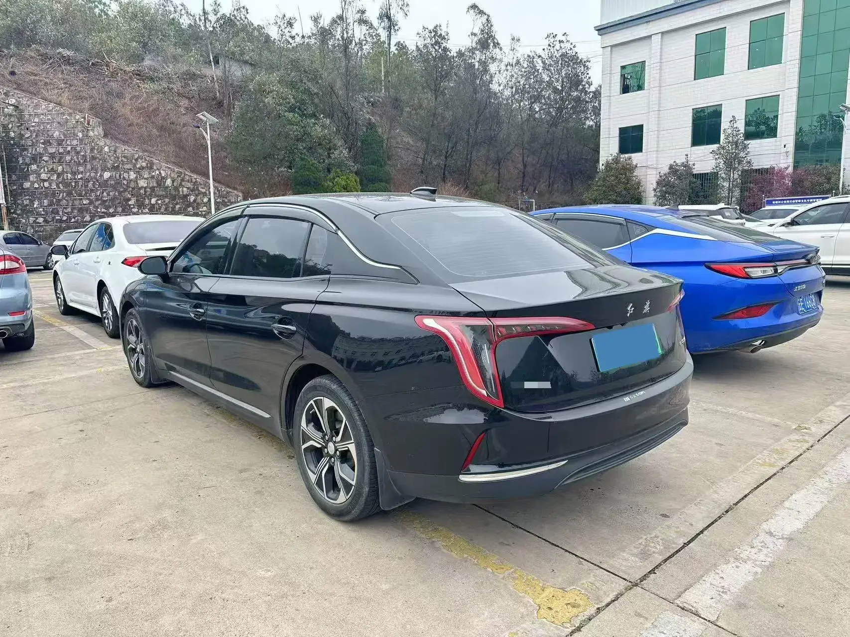 2022 HONGQI E-QM5 thumbnail 3