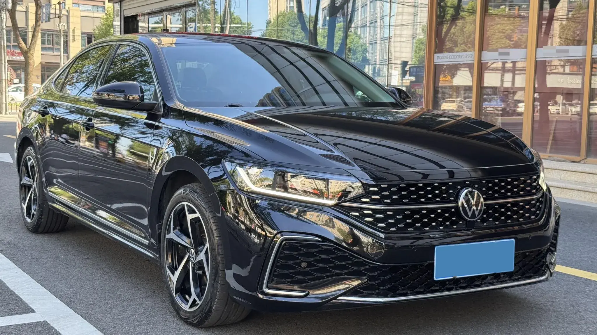 2023 VOLKSWAGEN PASSAT thumbnail 3