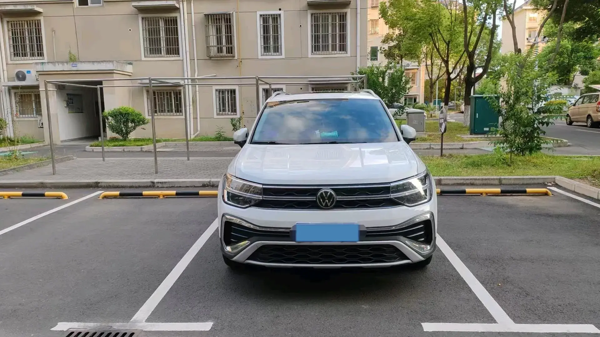 2023 VOLKSWAGEN THARU thumbnail 2