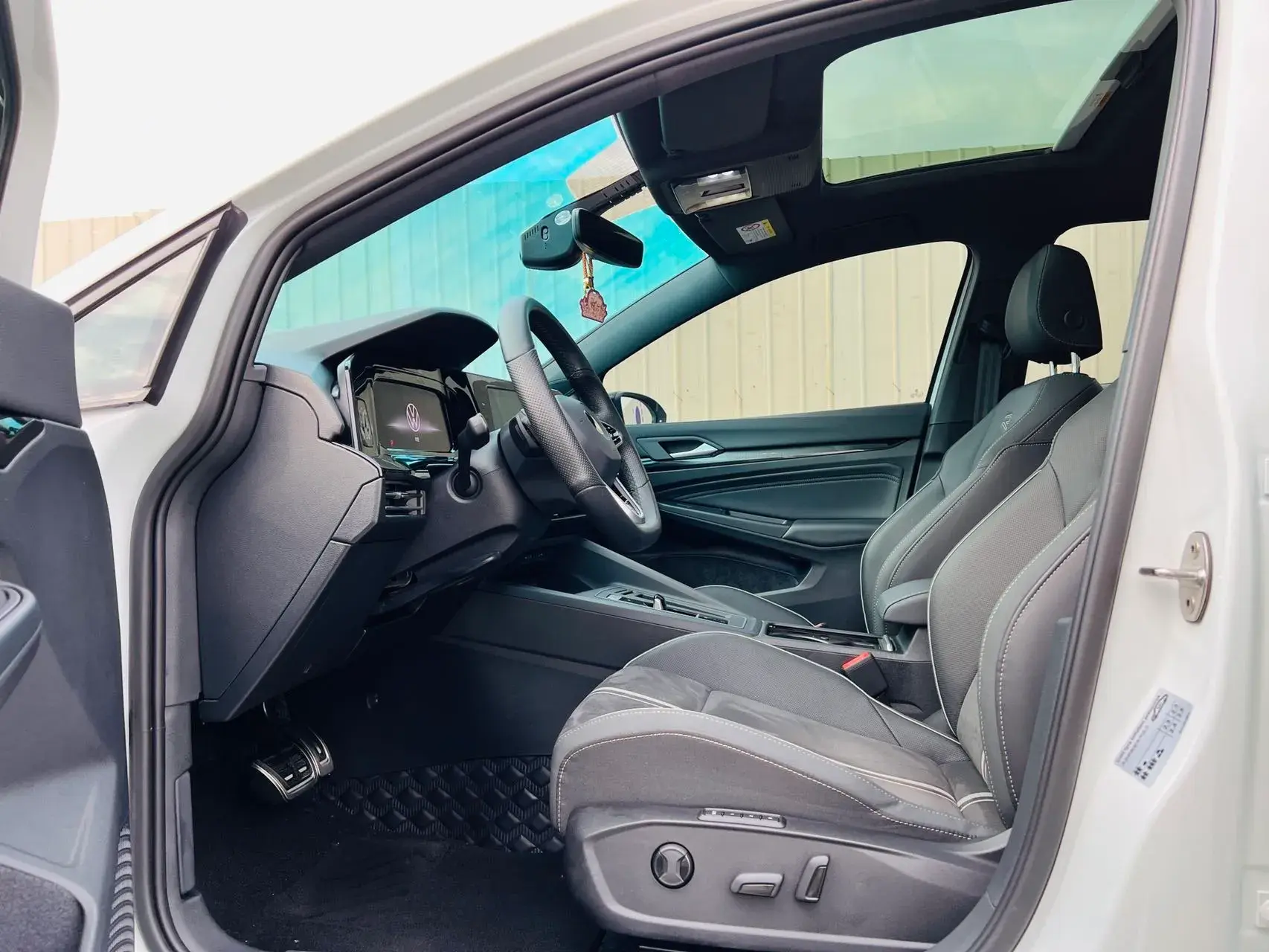 2023 VOLKSWAGEN GOLF thumbnail 4