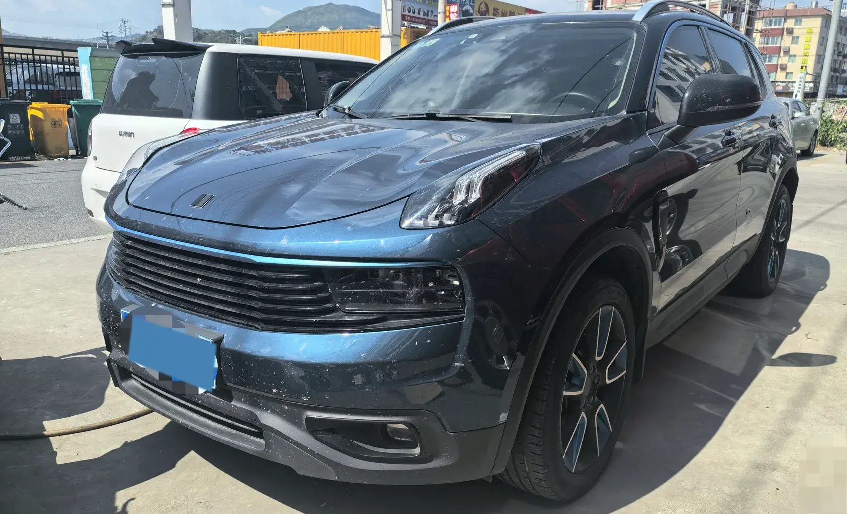 2018 LYNK&CO 01 view 1