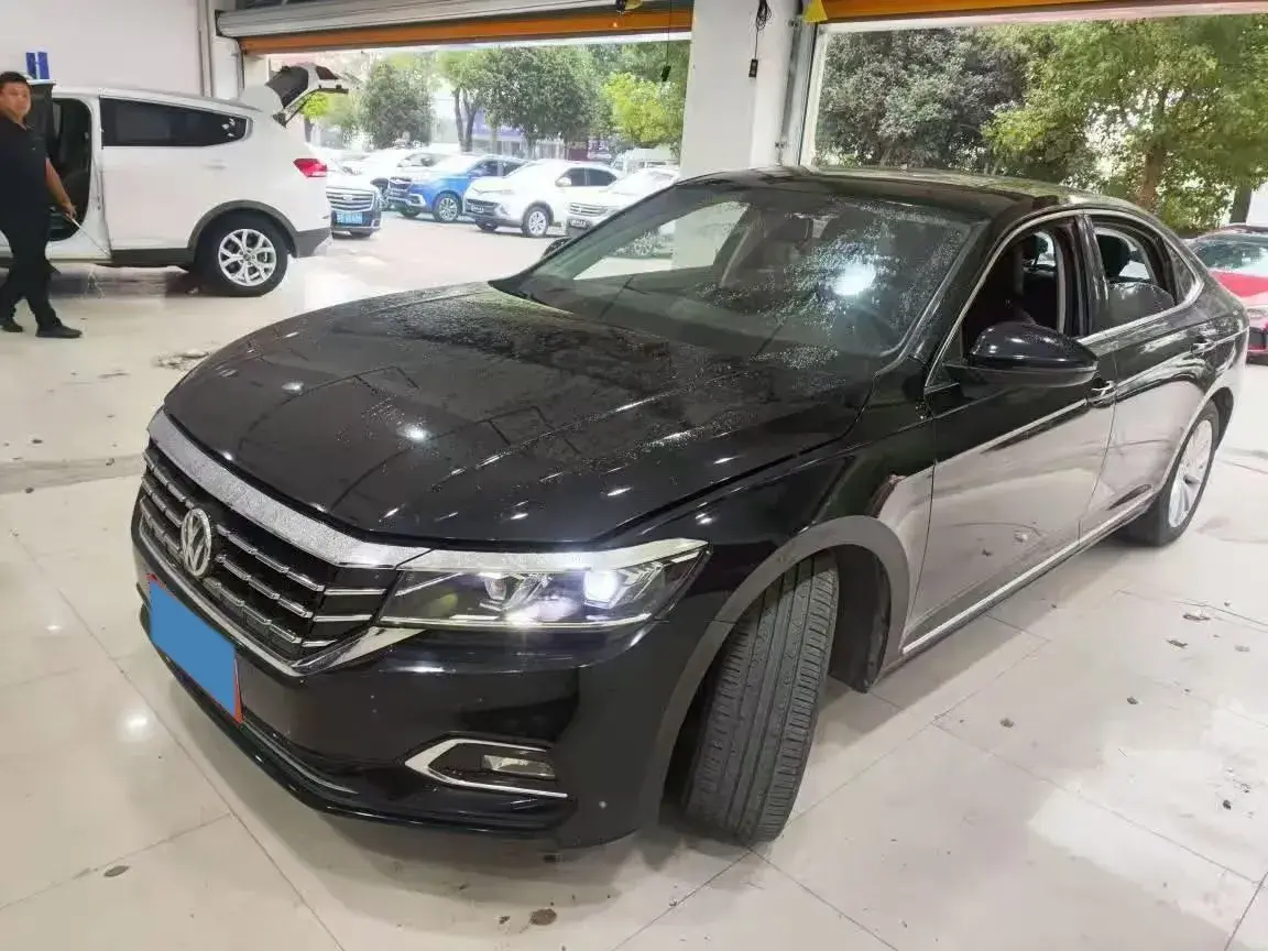 2020 VOLKSWAGEN PASSAT view 1