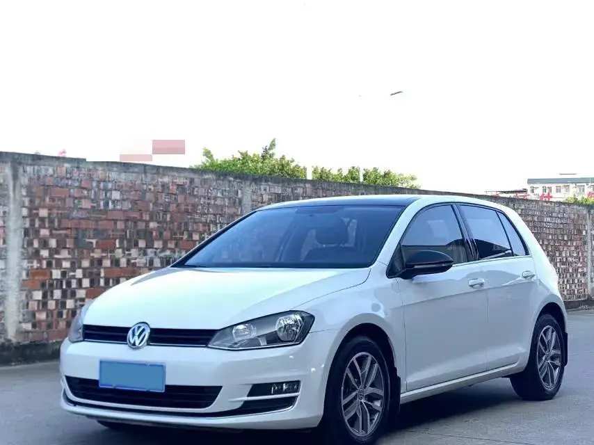 2017 VOLKSWAGEN GOLF view 1