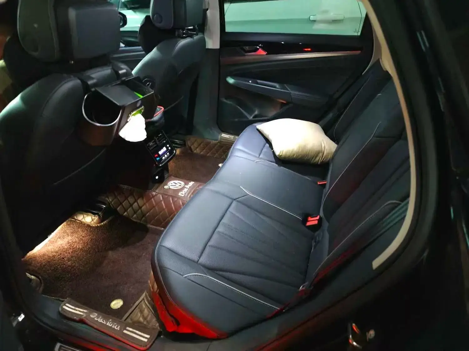 2024 VOLKSWAGEN PASSAT thumbnail 4