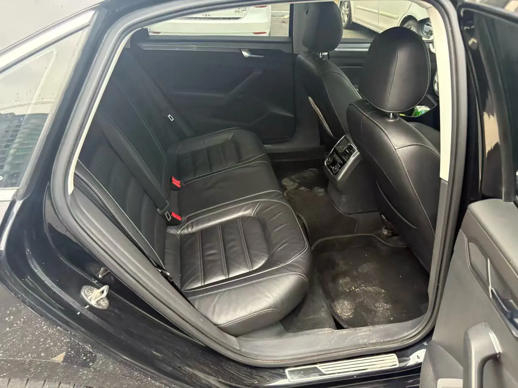 2017 VOLKSWAGEN PASSAT thumbnail 3