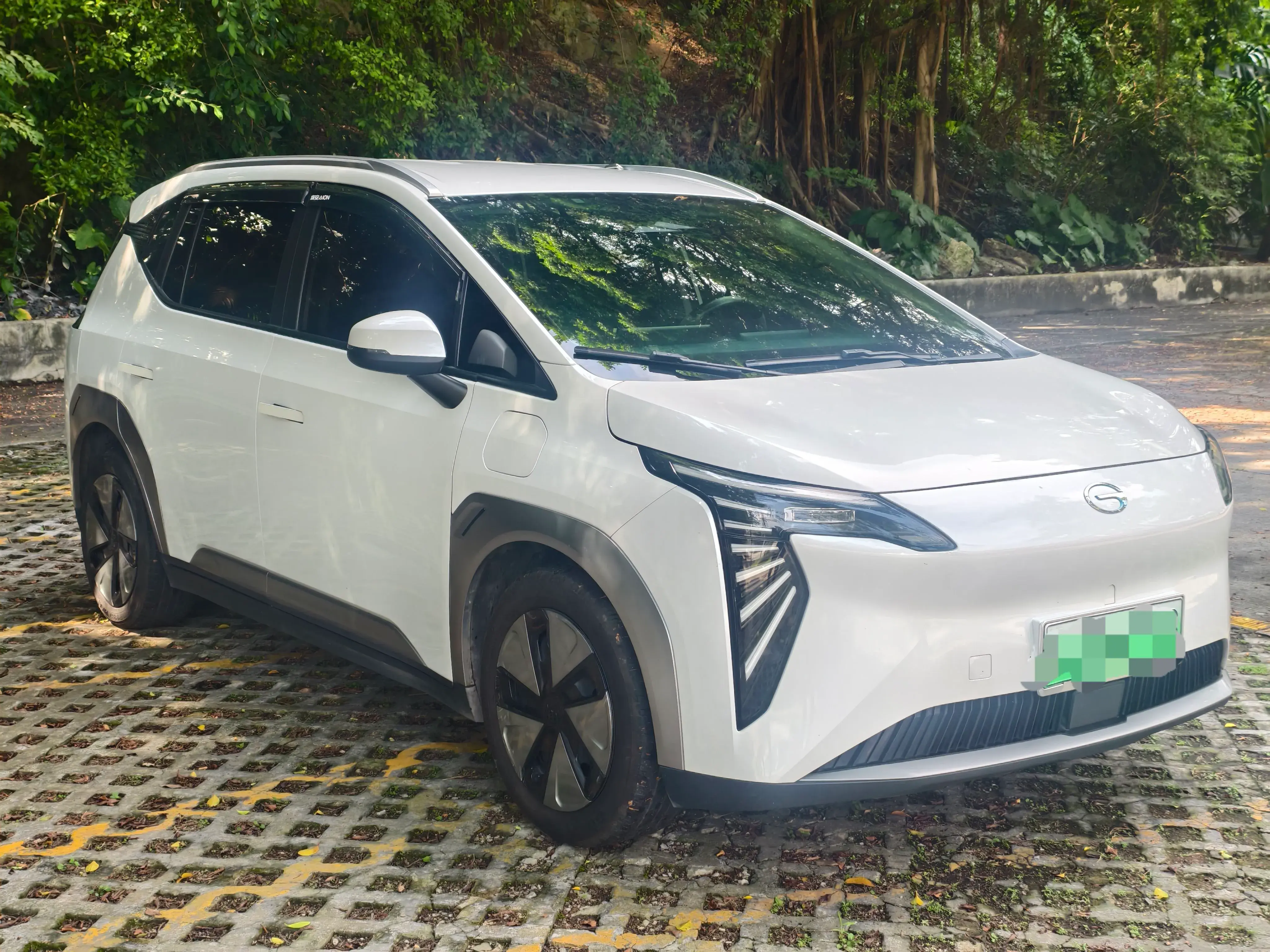 2023 AION Y thumbnail 3