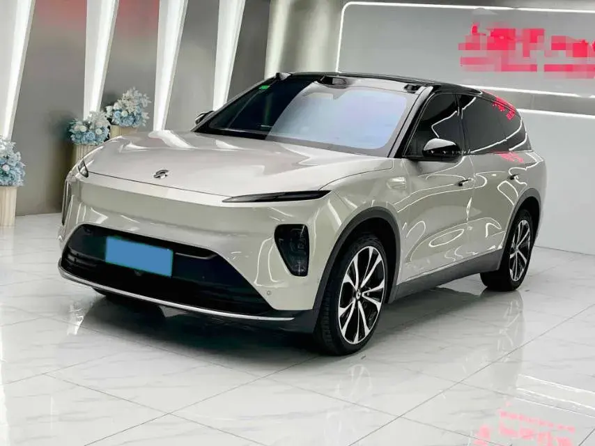 2023 NIO ES8 view 1