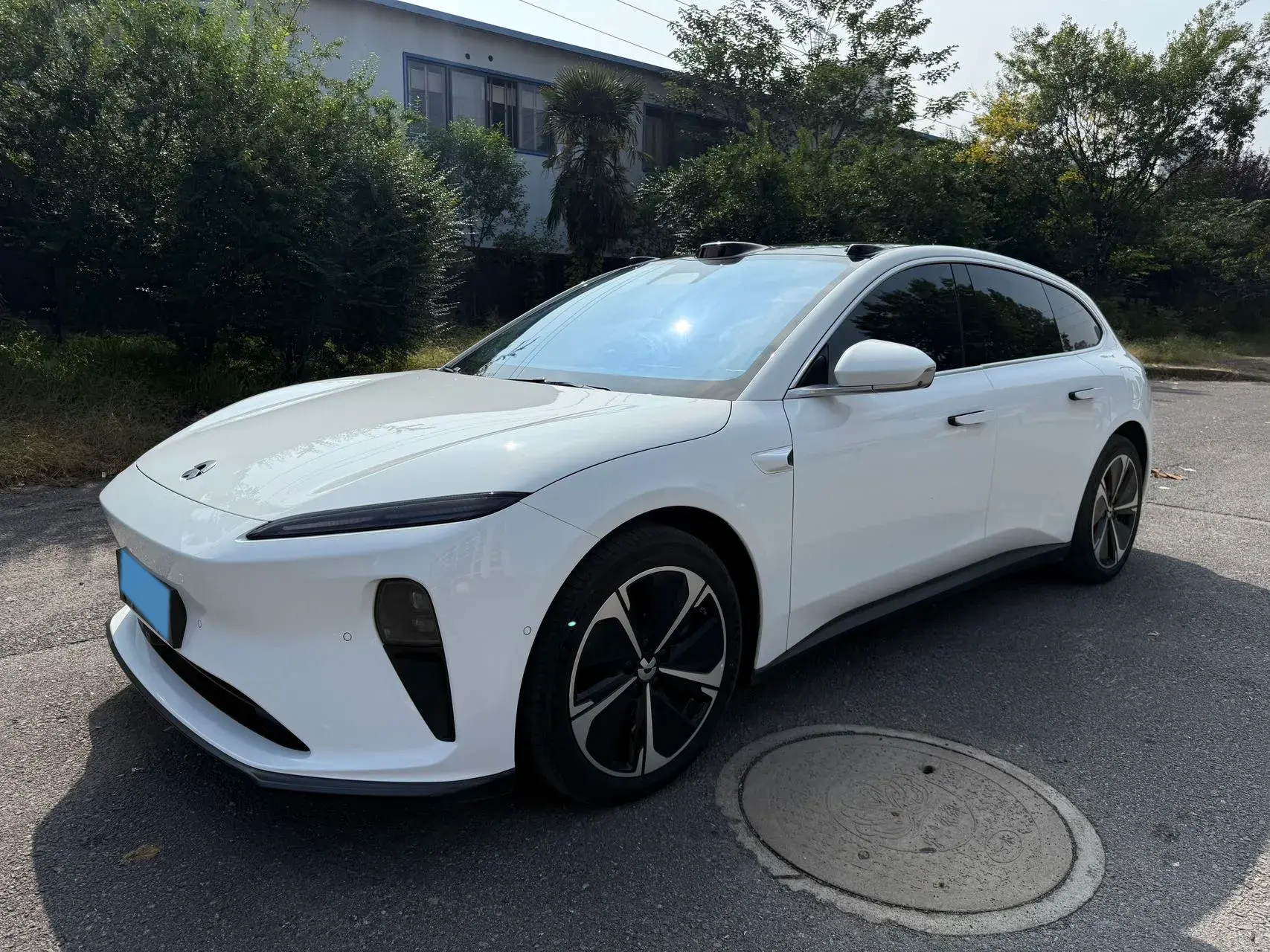 2023 NIO ET5T view 1