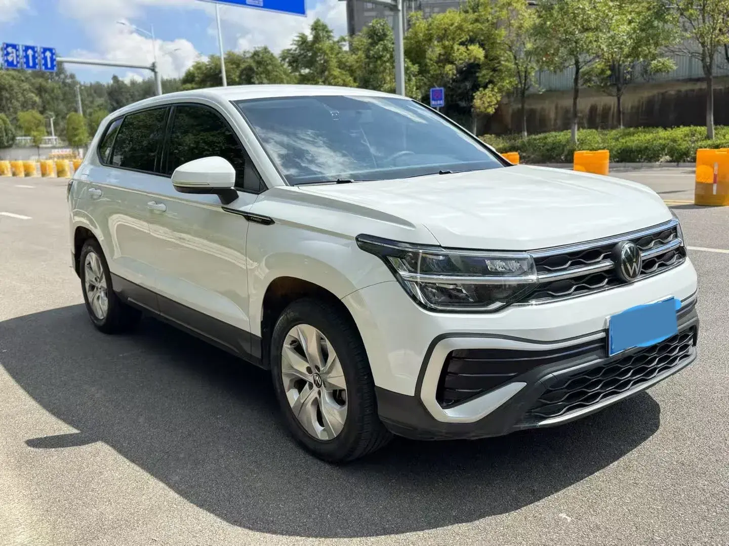 2023 VOLKSWAGEN THARU thumbnail 2