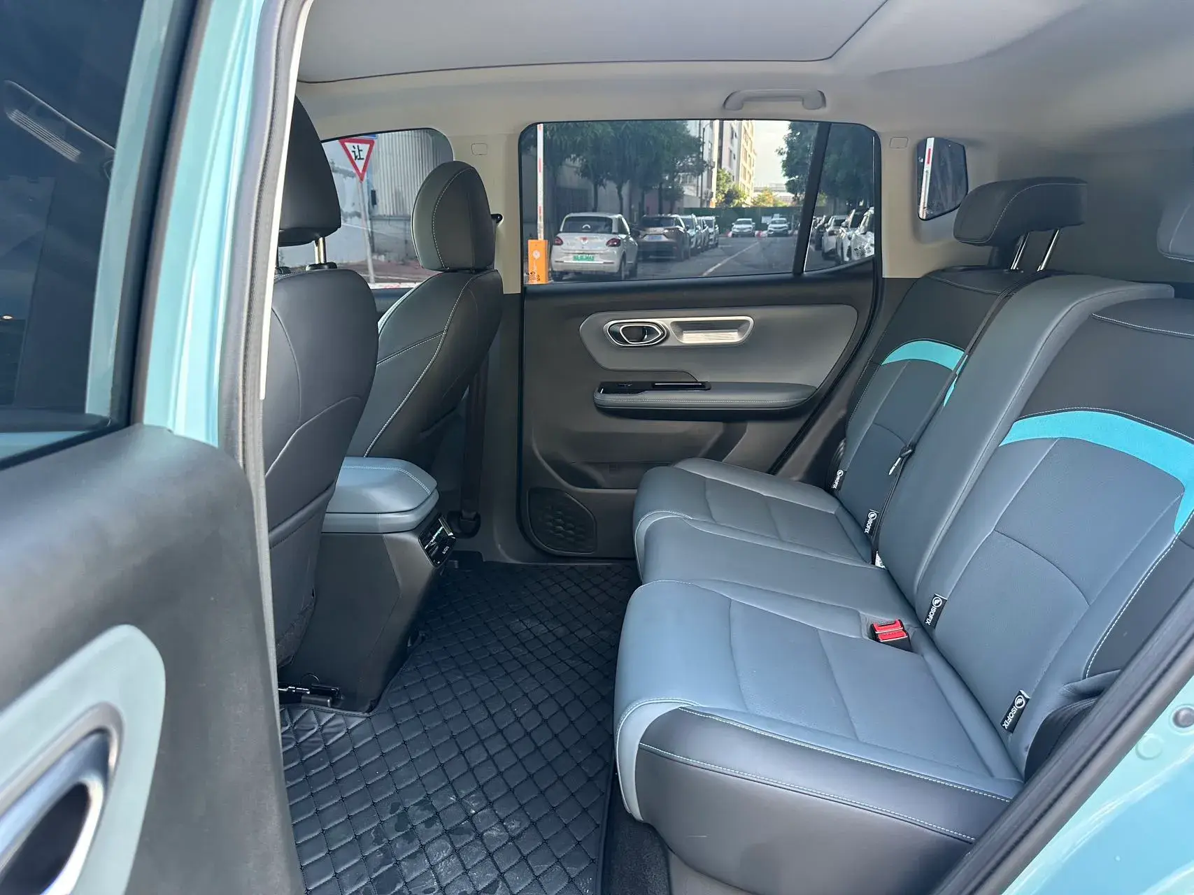 2023 AION Y thumbnail 3