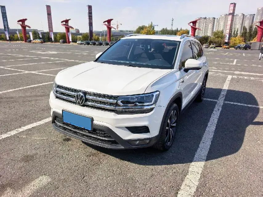 2021 VOLKSWAGEN THARU view 1