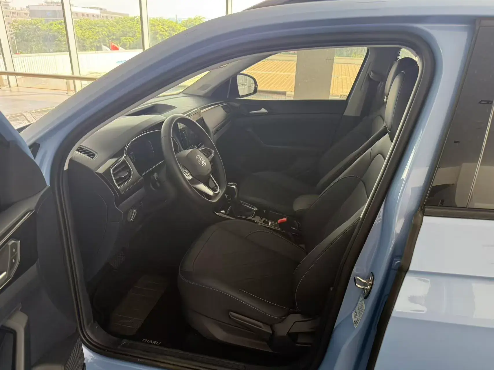 2025 VOLKSWAGEN THARU thumbnail 2