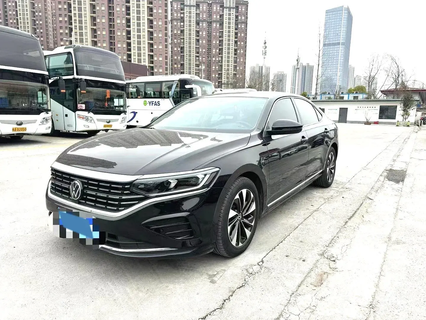 2023 VOLKSWAGEN PASSAT view 1