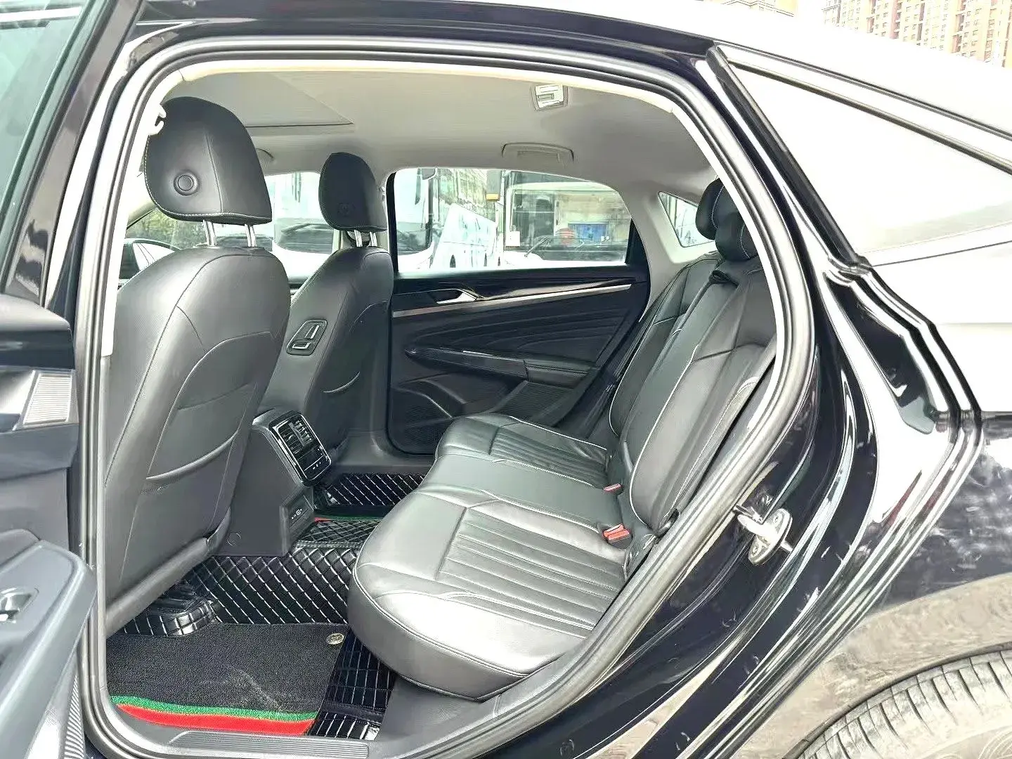 2023 VOLKSWAGEN PASSAT thumbnail 3