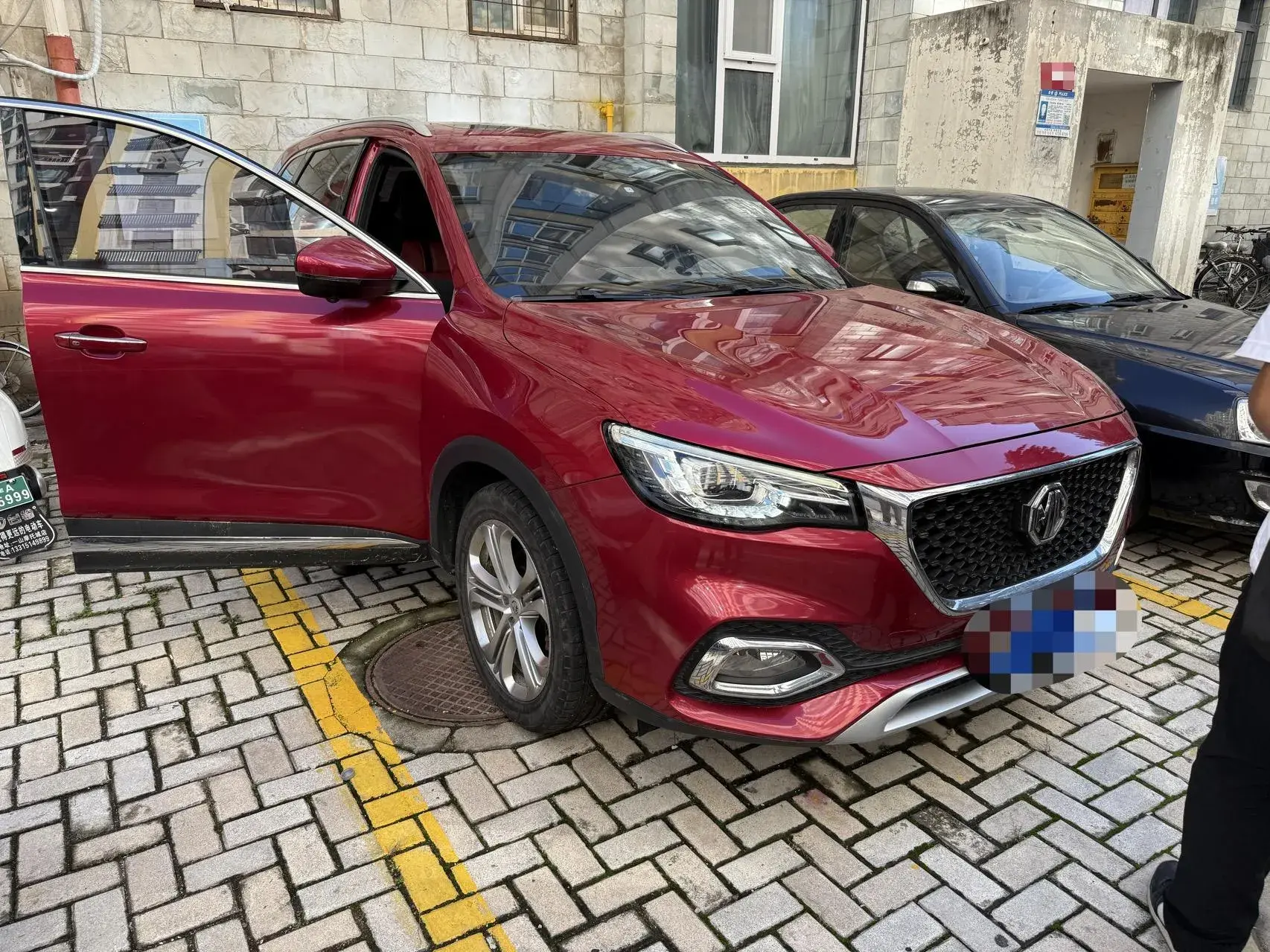 2018 MG HS thumbnail 2