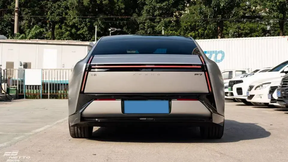 2025 XPENG P7 thumbnail 3