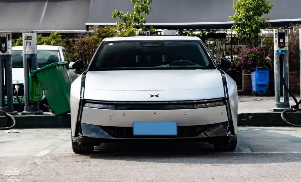 2025 XPENG P7 thumbnail 2