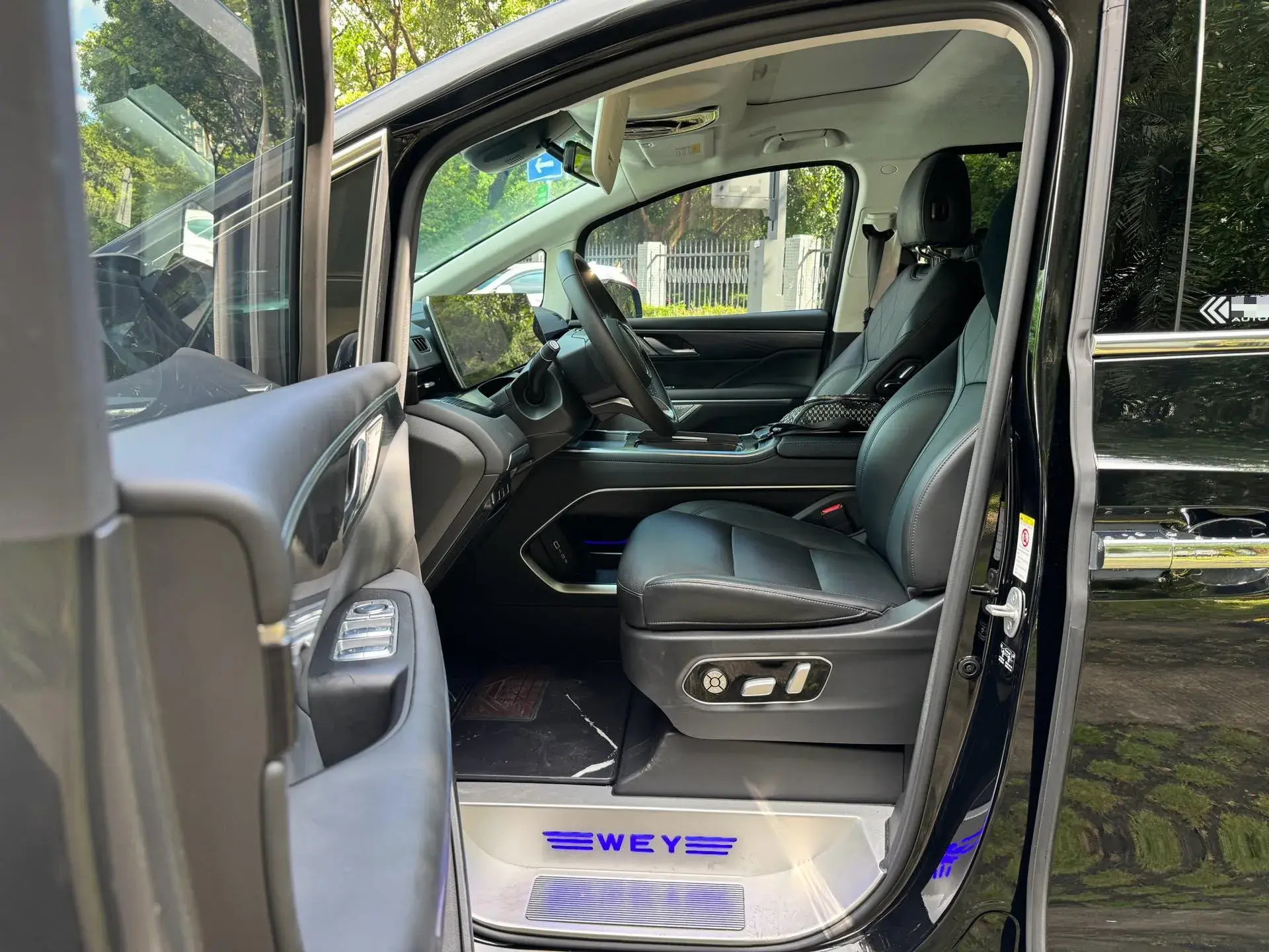 2024 HONGQI HQ9 thumbnail 4