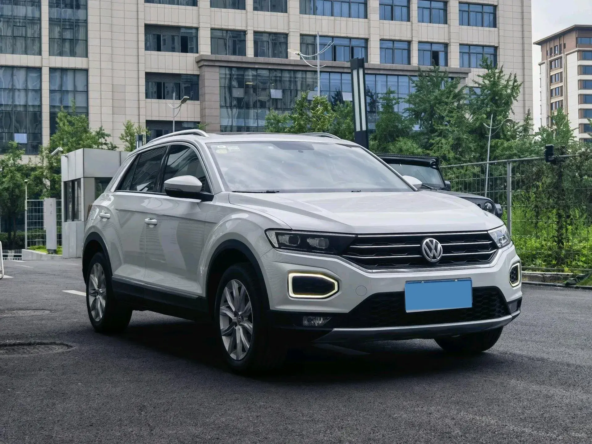 2020 VOLKSWAGEN T-ROC thumbnail 3