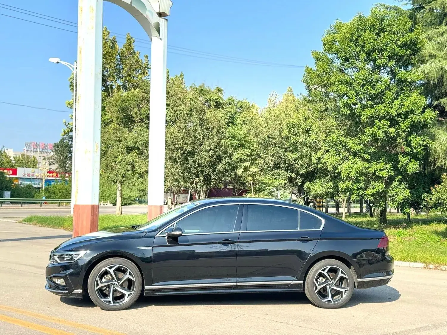 2024 VOLKSWAGEN MAGOTAN thumbnail 3