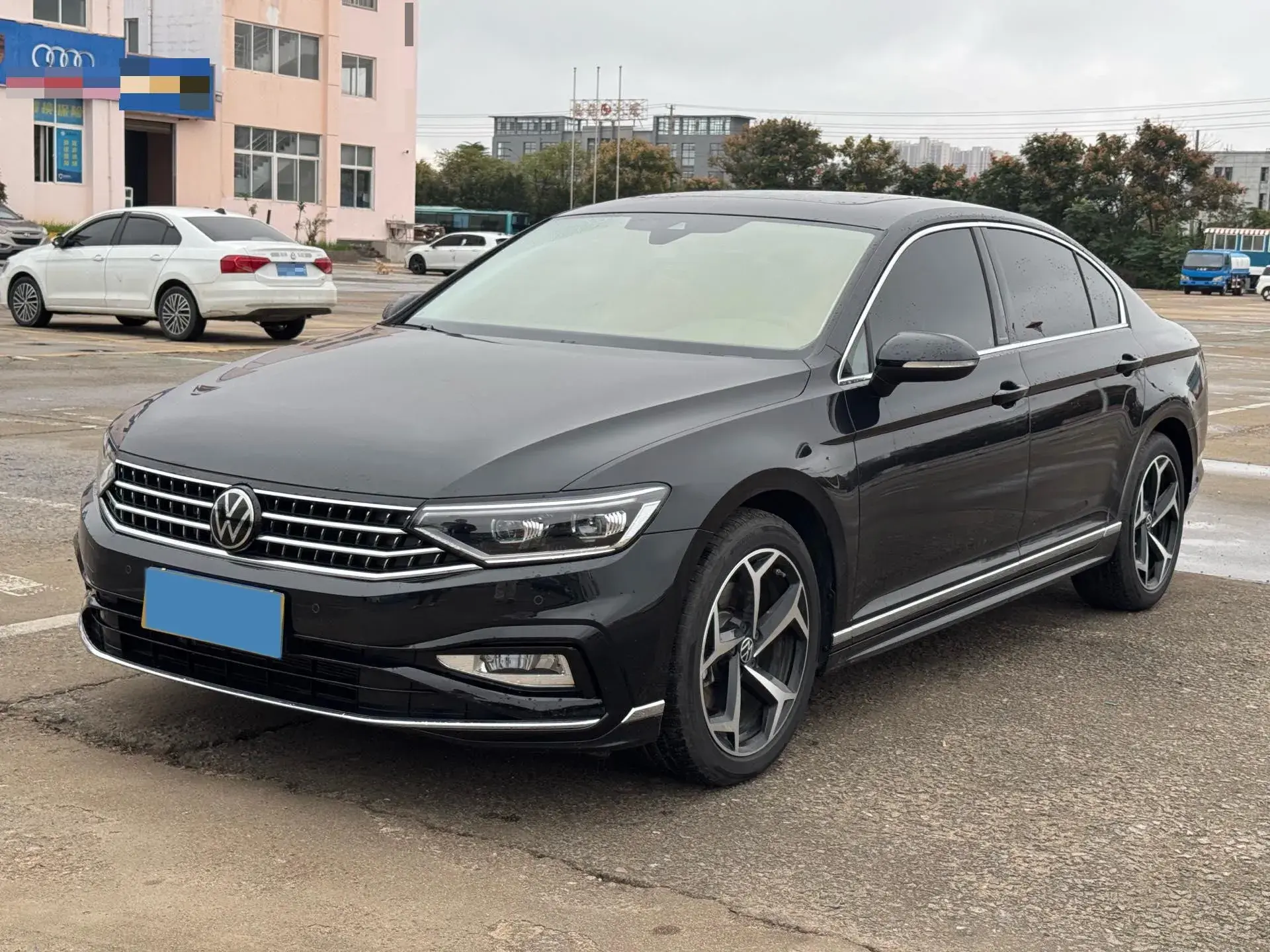 2025 VOLKSWAGEN MAGOTAN view 1