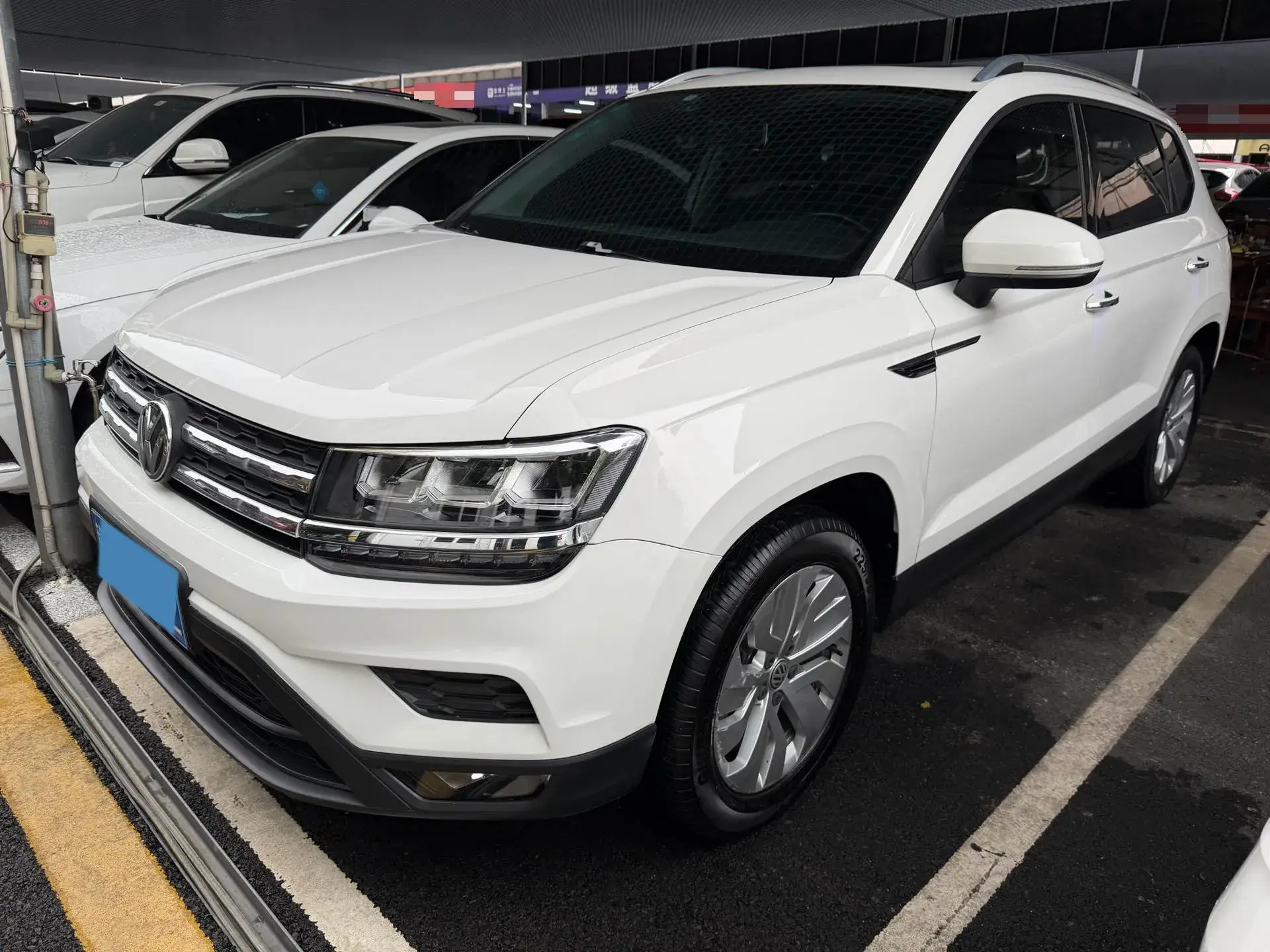 2019 VOLKSWAGEN THARU view 1