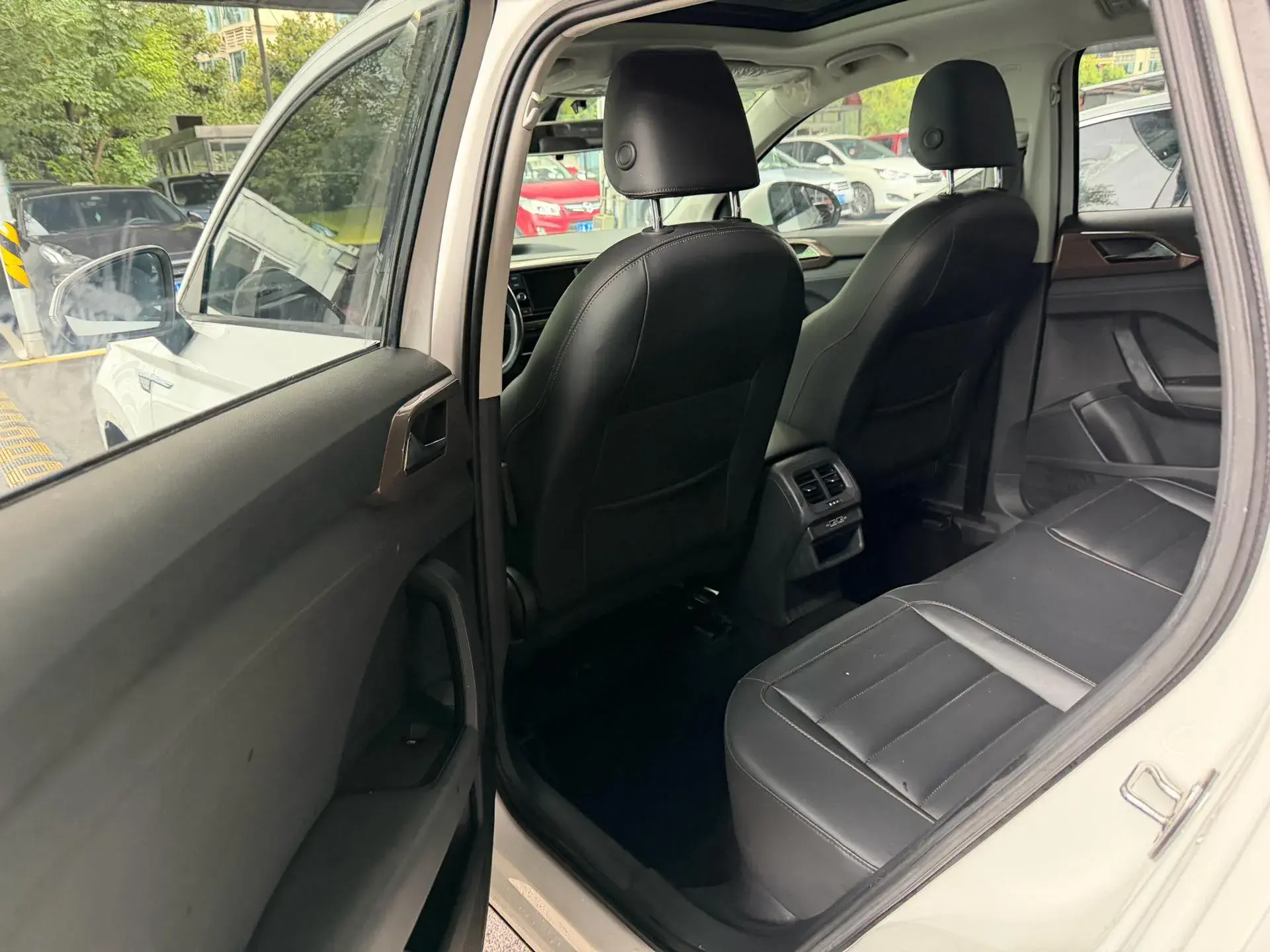 2019 VOLKSWAGEN THARU thumbnail 4