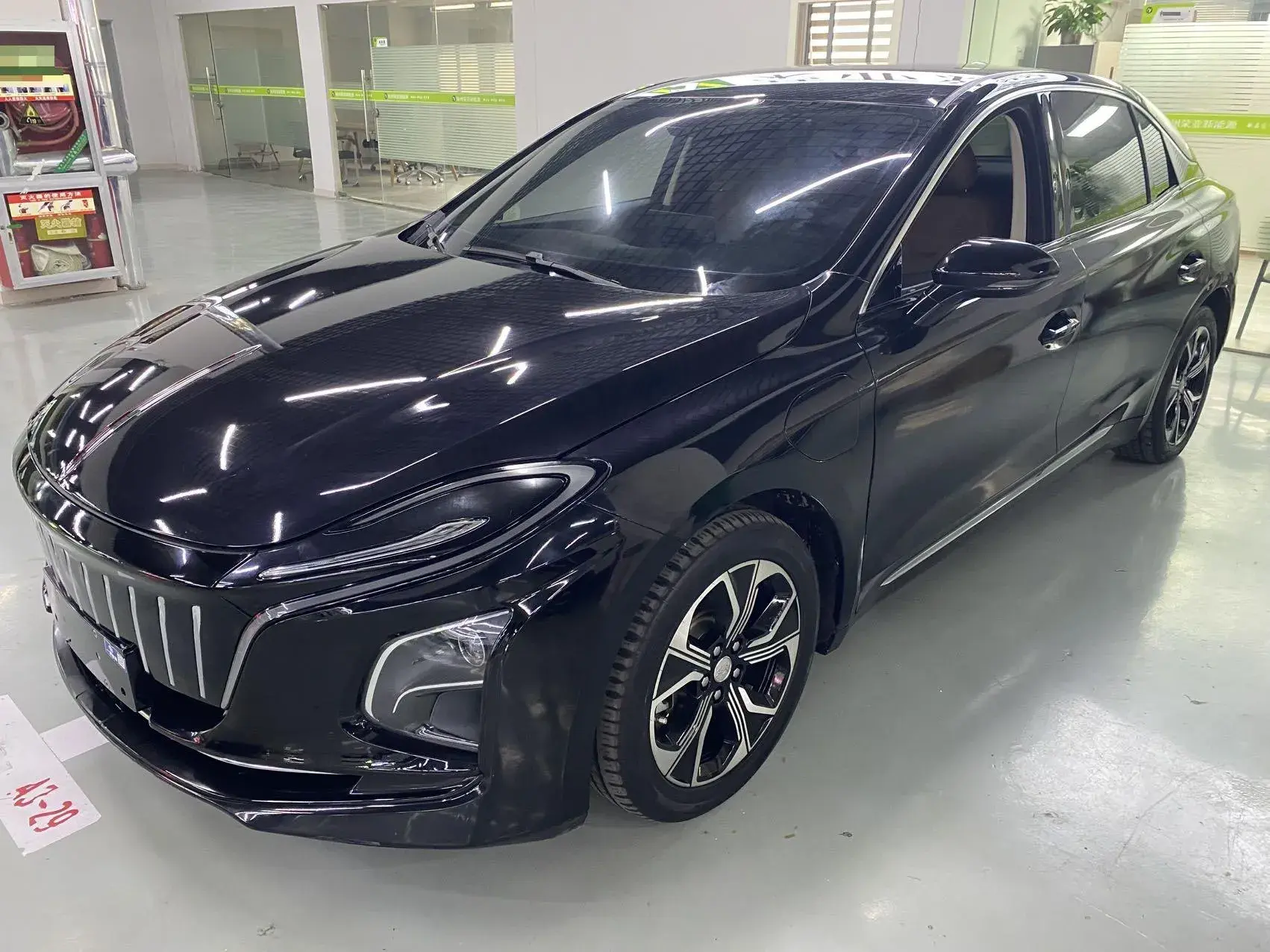 2022 HONGQI E-QM5 view 1