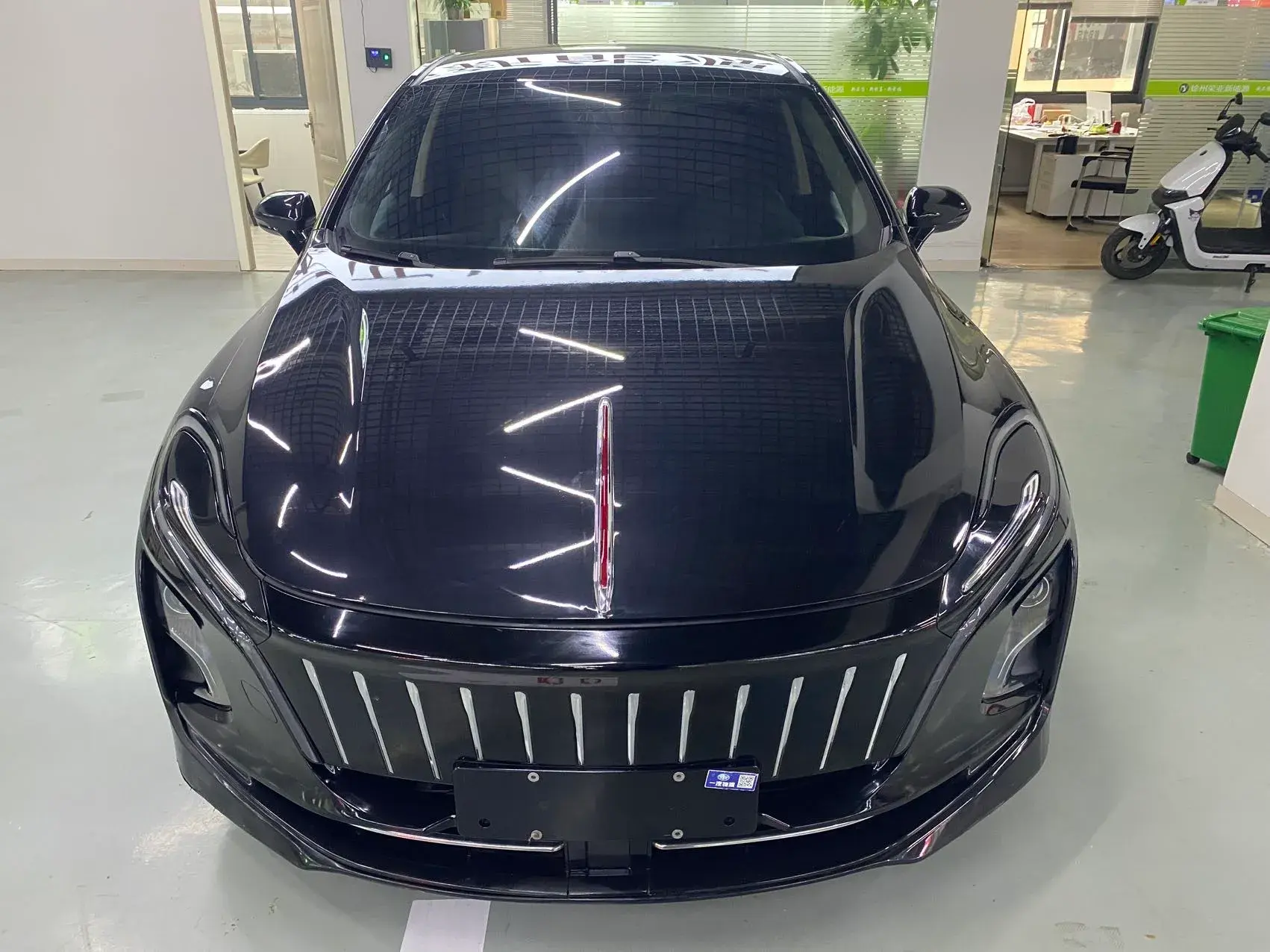 2022 HONGQI E-QM5 thumbnail 2
