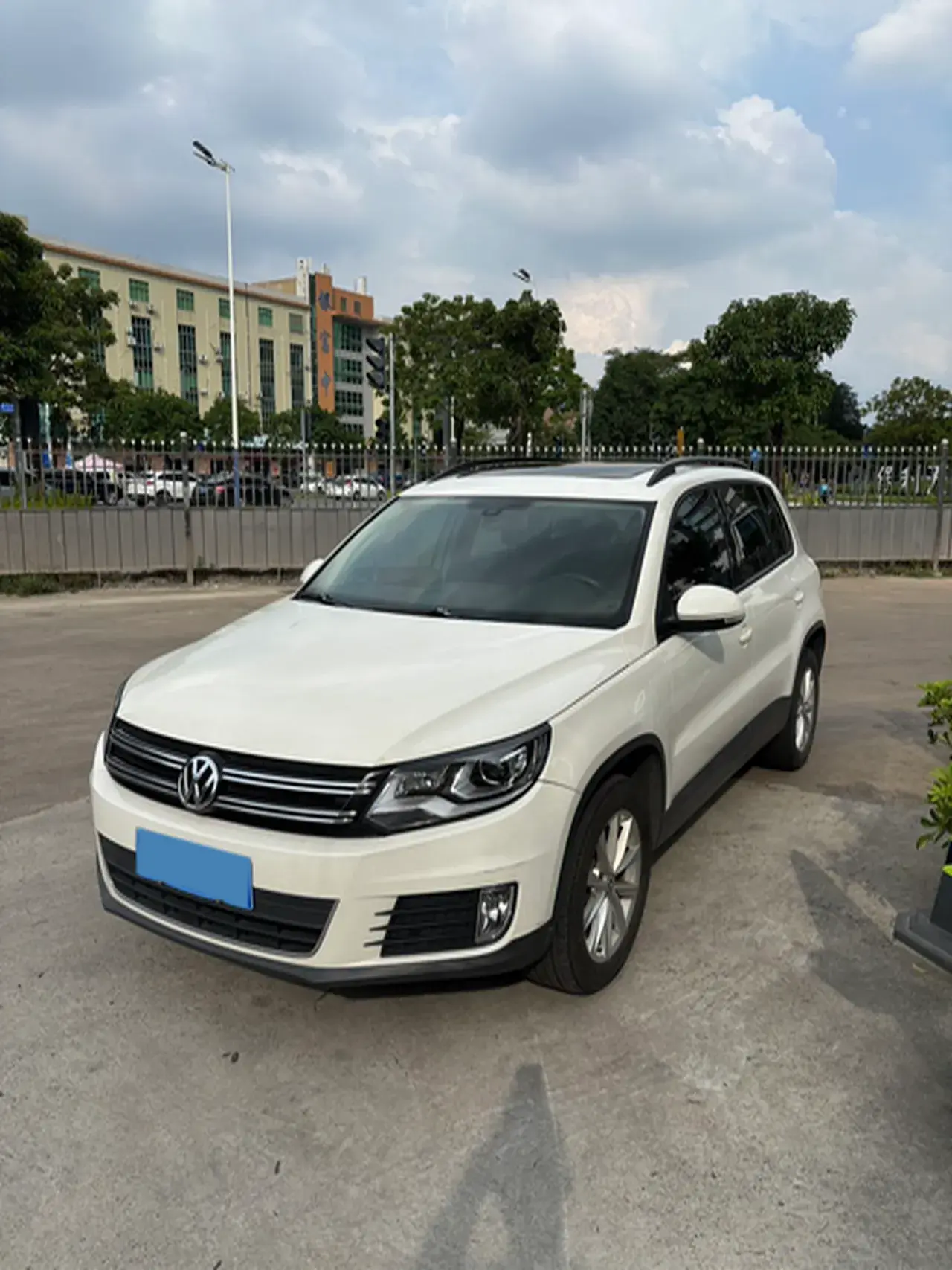 2016 VOLKSWAGEN TIGUAN view 1