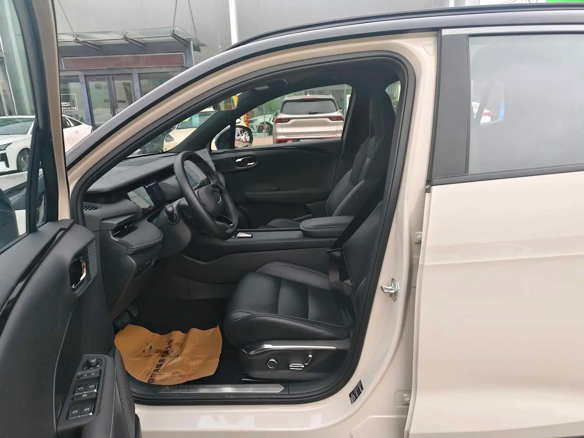 2025 LYNK&CO 06 thumbnail 4