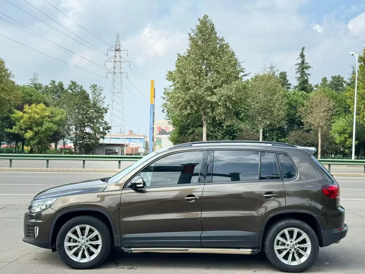 2017 VOLKSWAGEN TIGUAN thumbnail 3