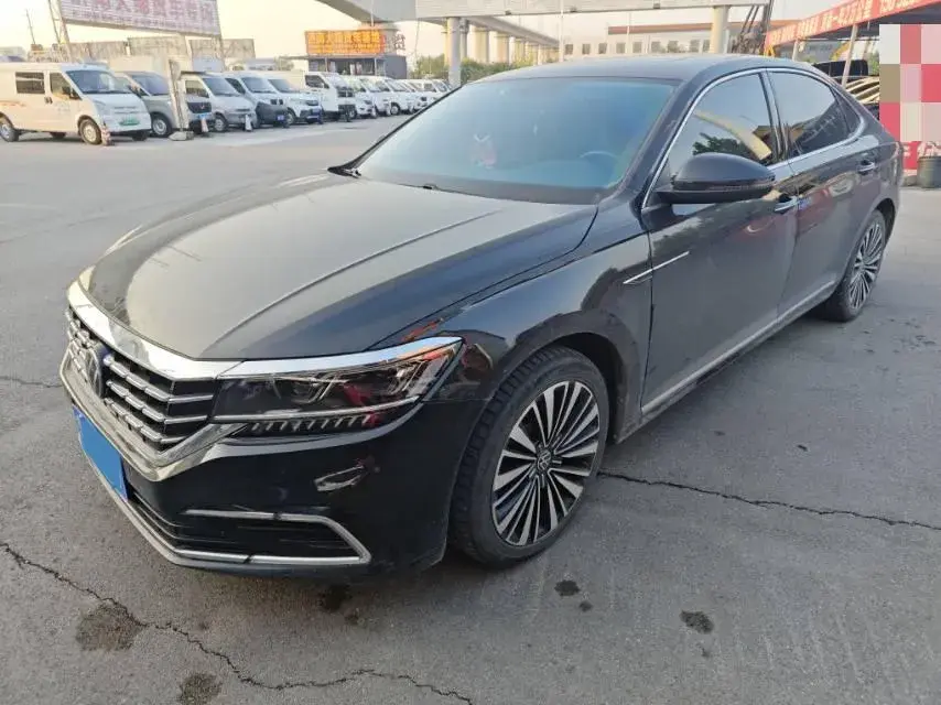 2021 VOLKSWAGEN PASSAT view 1