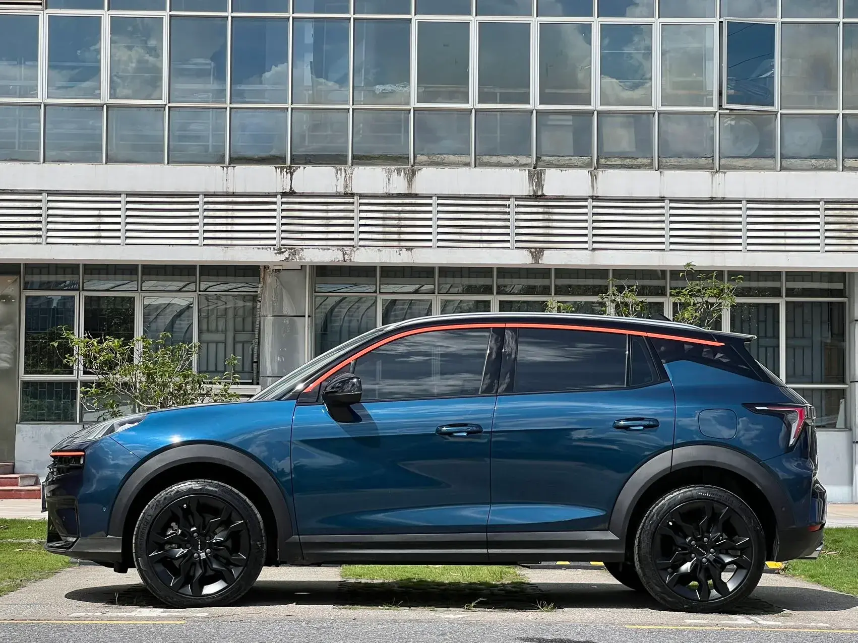 2020 LYNK&CO 06 thumbnail 3