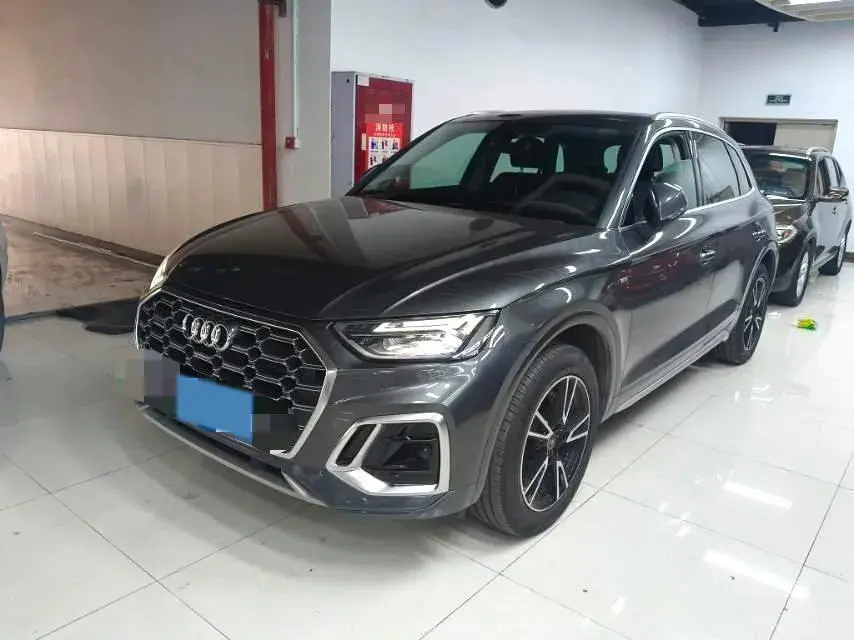 2024 AUDI Q5L view 1