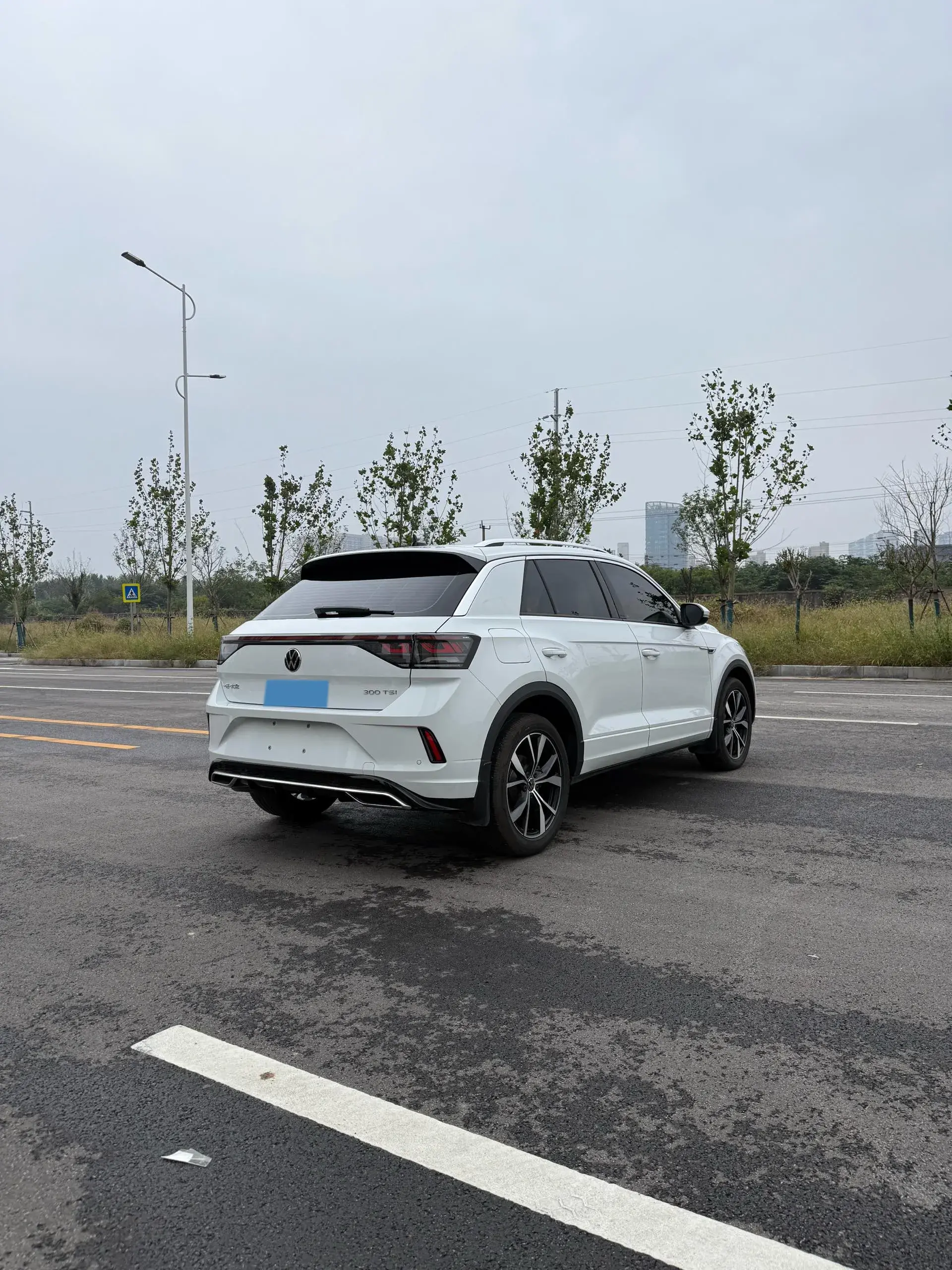 2025 VOLKSWAGEN T-ROC thumbnail 4