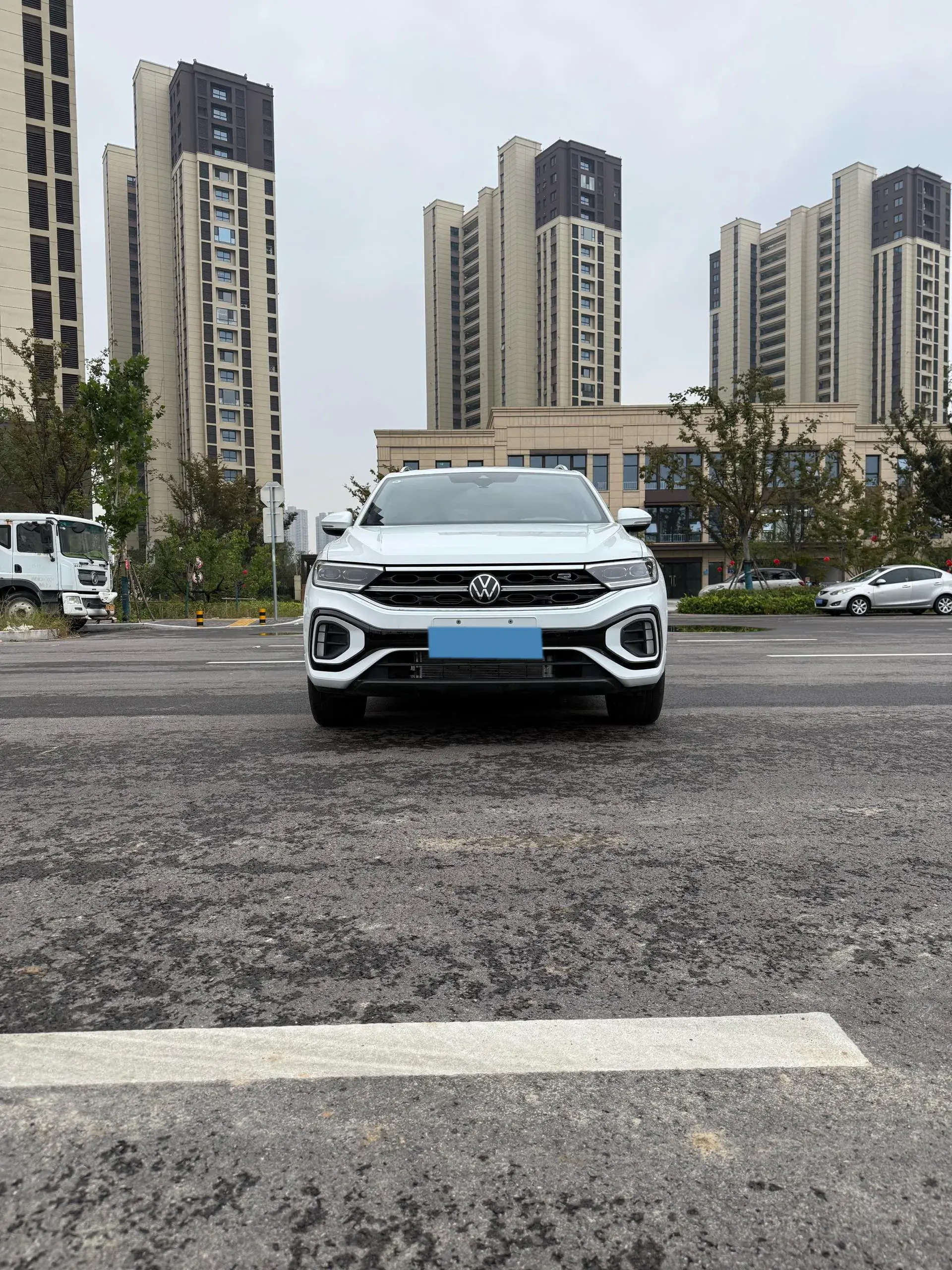 2025 VOLKSWAGEN T-ROC thumbnail 2