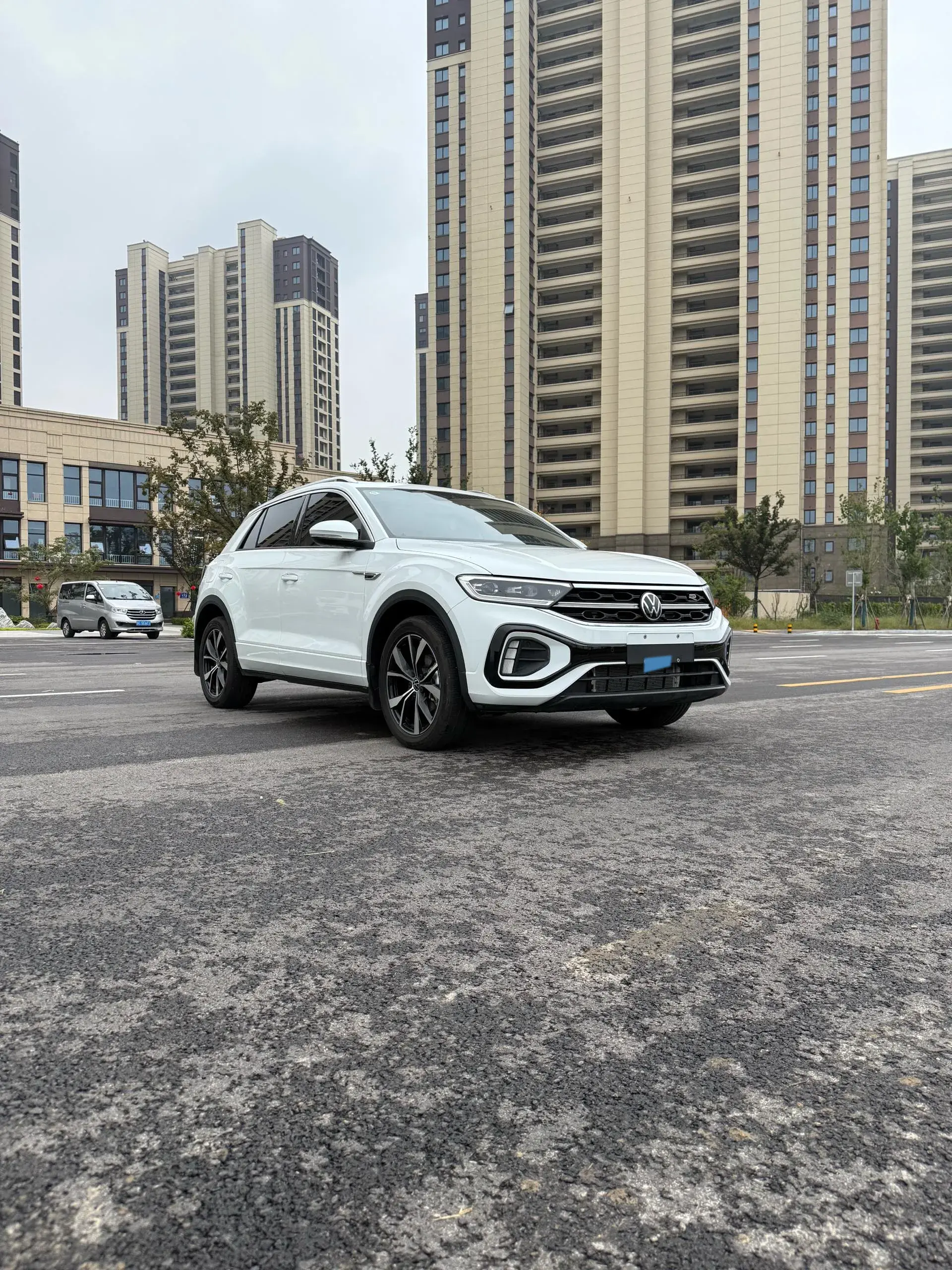 2025 VOLKSWAGEN T-ROC thumbnail 3