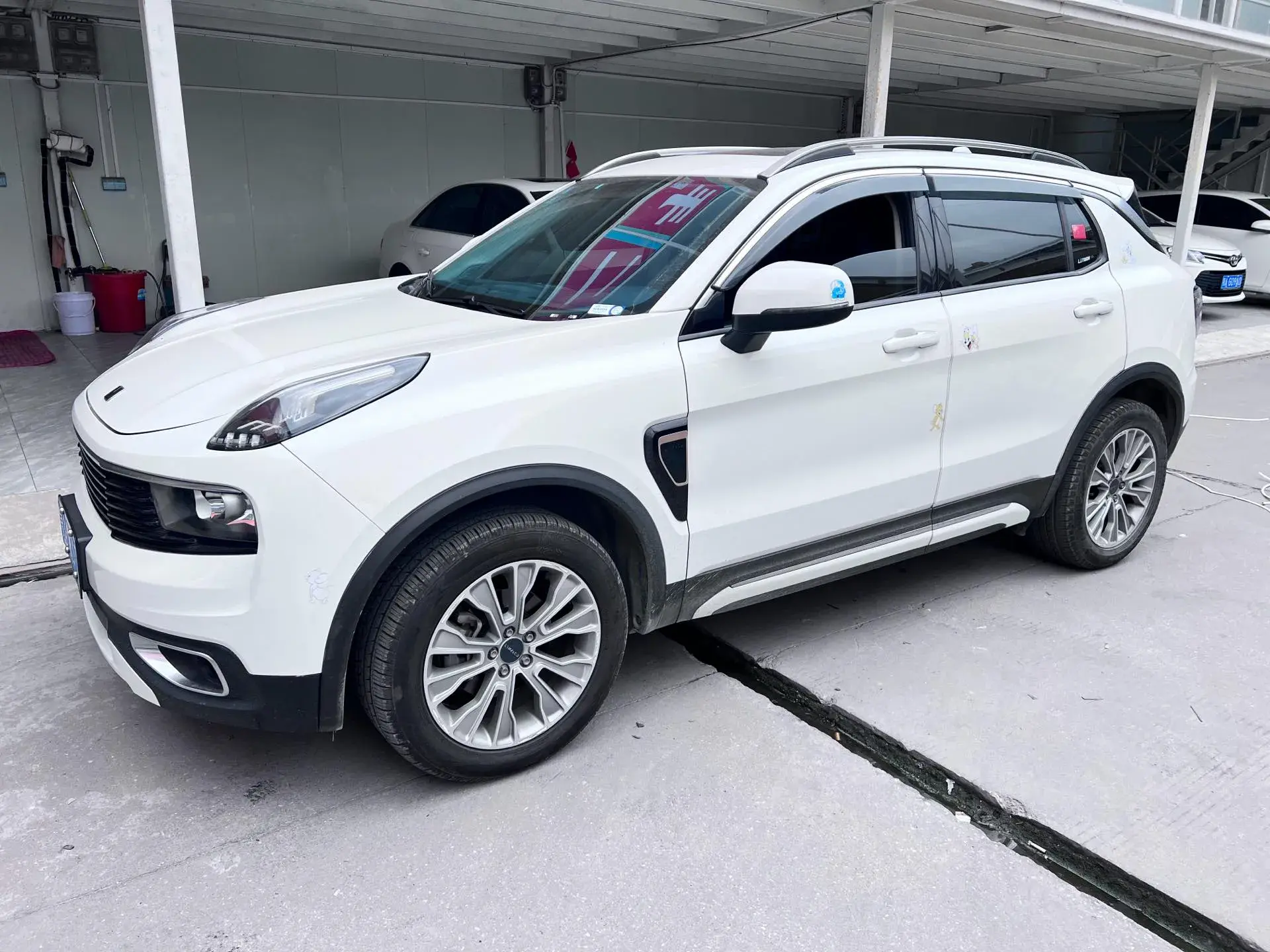 2017 LYNK&CO 01 view 1