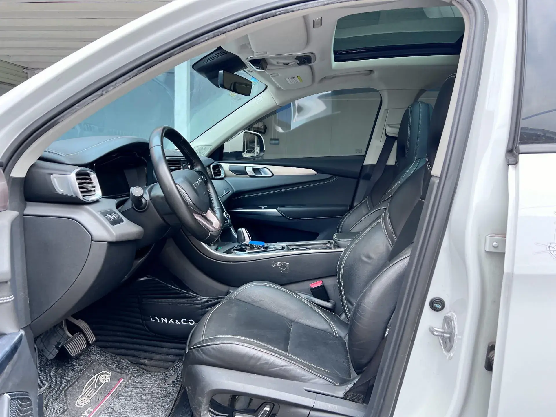 2017 LYNK&CO 01 thumbnail 4