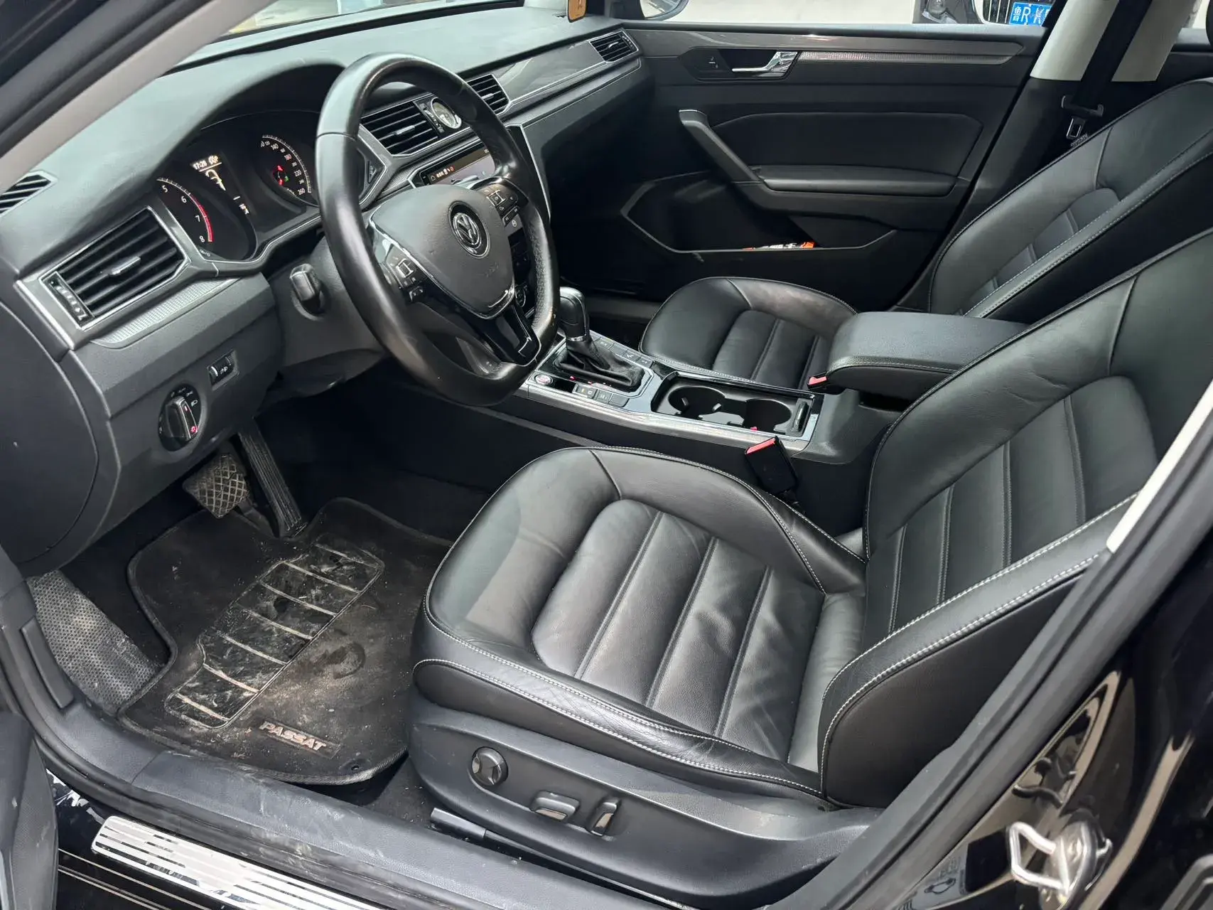 2017 VOLKSWAGEN PASSAT thumbnail 3