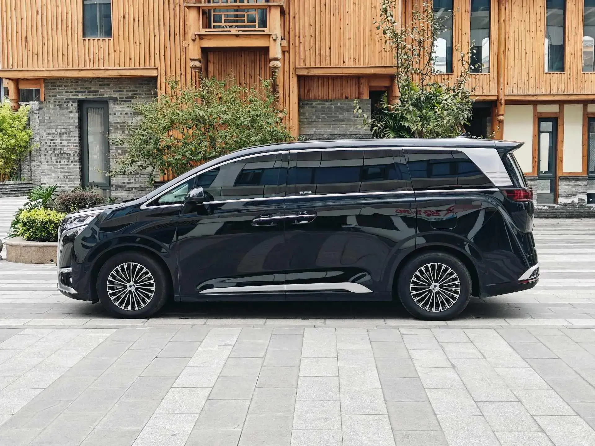 2022 DENZA D9 thumbnail 4